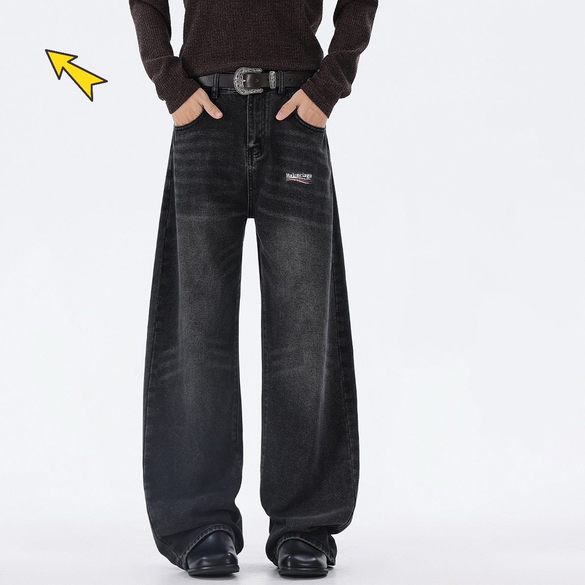 供货价:90💰『高瑞轻量化』常熟特别货,极致做工贸易款,原包装+原吊牌
Balenciaga/巴黎世家牛仔裤， 【男女同款】四季洗水拖地牛仔裤复古美式高街复古微喇宽松直筒海外限量款牛仔裤，简约大方日常通勤首选，辨识度更高，宽松廓型 ，男女都可驾重度洗水， 区别市场垃圾版本 ，质感非常好 ，棉感十足， 实物质感极佳！
颜色：浅蓝色，黑灰，
尺码：M一3xL
尺码详情看图九







