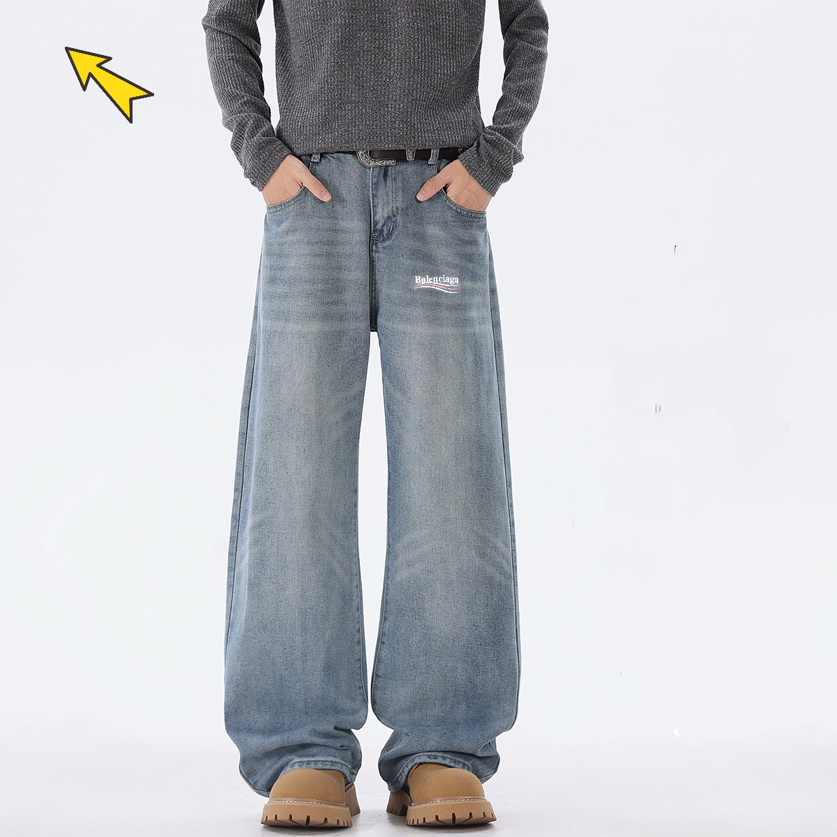 供货价:90💰『高瑞轻量化』常熟特别货,极致做工贸易款,原包装+原吊牌
Balenciaga/巴黎世家牛仔裤， 【男女同款】四季洗水拖地牛仔裤复古美式高街复古微喇宽松直筒海外限量款牛仔裤，简约大方日常通勤首选，辨识度更高，宽松廓型 ，男女都可驾重度洗水， 区别市场垃圾版本 ，质感非常好 ，棉感十足， 实物质感极佳！
颜色：浅蓝色，黑灰，
尺码：M一3xL
尺码详情看图九







