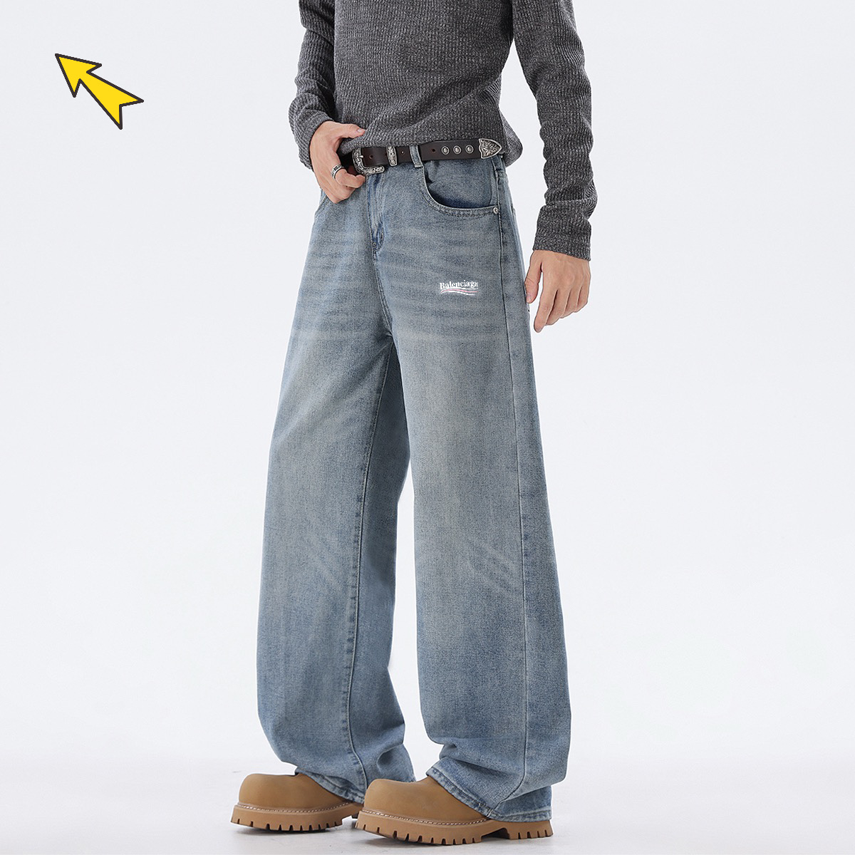 供货价:90💰『高瑞轻量化』常熟特别货,极致做工贸易款,原包装+原吊牌
Balenciaga/巴黎世家牛仔裤， 【男女同款】四季洗水拖地牛仔裤复古美式高街复古微喇宽松直筒海外限量款牛仔裤，简约大方日常通勤首选，辨识度更高，宽松廓型 ，男女都可驾重度洗水， 区别市场垃圾版本 ，质感非常好 ，棉感十足， 实物质感极佳！
颜色：浅蓝色，黑灰，
尺码：M一3xL
尺码详情看图九







