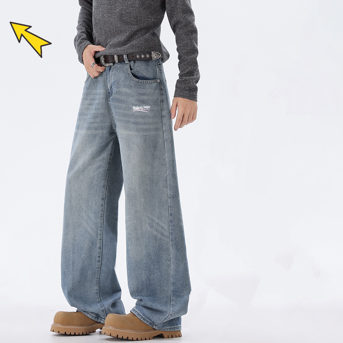 供货价:90💰『高瑞轻量化』常熟特别货,极致做工贸易款,原包装+原吊牌
Balenciaga/巴黎世家牛仔裤， 【男女同款】四季洗水拖地牛仔裤复古美式高街复古微喇宽松直筒海外限量款牛仔裤，简约大方日常通勤首选，辨识度更高，宽松廓型 ，男女都可驾重度洗水， 区别市场垃圾版本 ，质感非常好 ，棉感十足， 实物质感极佳！
颜色：浅蓝色，黑灰，
尺码：M一3xL
尺码详情看图九







