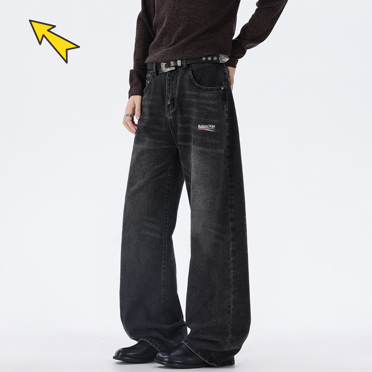 供货价:90💰『高瑞轻量化』常熟特别货,极致做工贸易款,原包装+原吊牌
Balenciaga/巴黎世家牛仔裤， 【男女同款】四季洗水拖地牛仔裤复古美式高街复古微喇宽松直筒海外限量款牛仔裤，简约大方日常通勤首选，辨识度更高，宽松廓型 ，男女都可驾重度洗水， 区别市场垃圾版本 ，质感非常好 ，棉感十足， 实物质感极佳！
颜色：浅蓝色，黑灰，
尺码：M一3xL
尺码详情看图九







