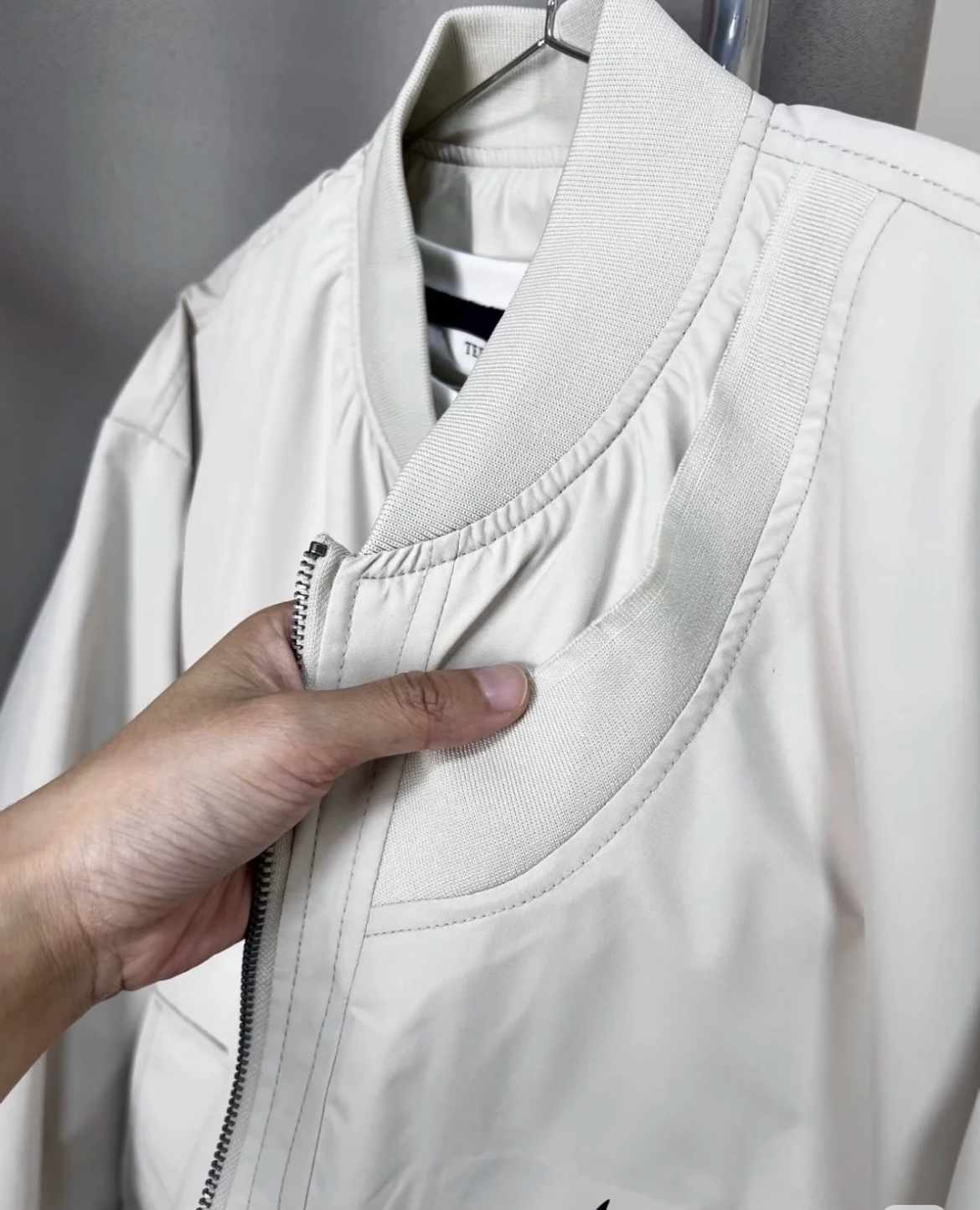 供货价:125💰『云仓特别款』出口贸易版本,天花板版本,原包装+原吊牌  
NIKE2024秋季新款INS港风情侣宽松飞行员夹克外套
经典又时髦 上身真的百搭不挑人 百搭休闲 上身回头率超高 自留款爱了爱了
宽松Oversize版型， 女生也可以冲!!

颜色：米色 
尺码S-3XL









