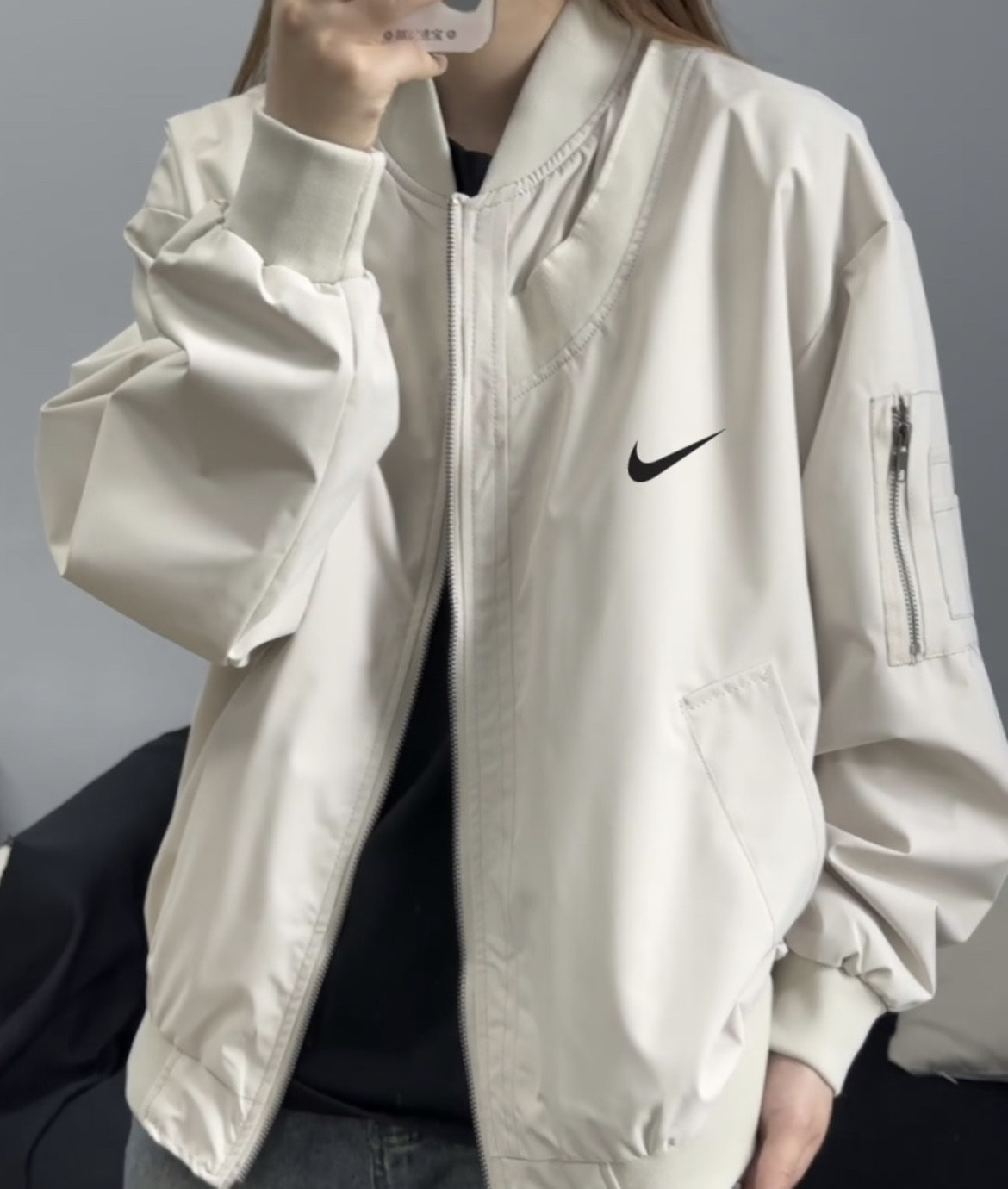 供货价:125💰『云仓特别款』出口贸易版本,天花板版本,原包装+原吊牌  
NIKE2024秋季新款INS港风情侣宽松飞行员夹克外套
经典又时髦 上身真的百搭不挑人 百搭休闲 上身回头率超高 自留款爱了爱了
宽松Oversize版型， 女生也可以冲!!

颜色：米色 
尺码S-3XL









