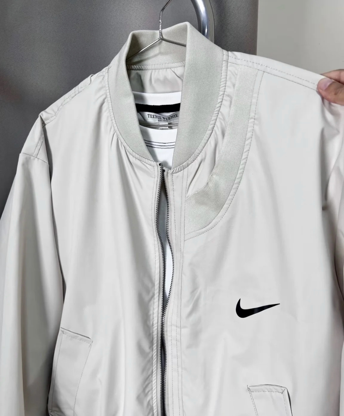 供货价:125💰『云仓特别款』出口贸易版本,天花板版本,原包装+原吊牌  
NIKE2024秋季新款INS港风情侣宽松飞行员夹克外套
经典又时髦 上身真的百搭不挑人 百搭休闲 上身回头率超高 自留款爱了爱了
宽松Oversize版型， 女生也可以冲!!

颜色：米色 
尺码S-3XL









