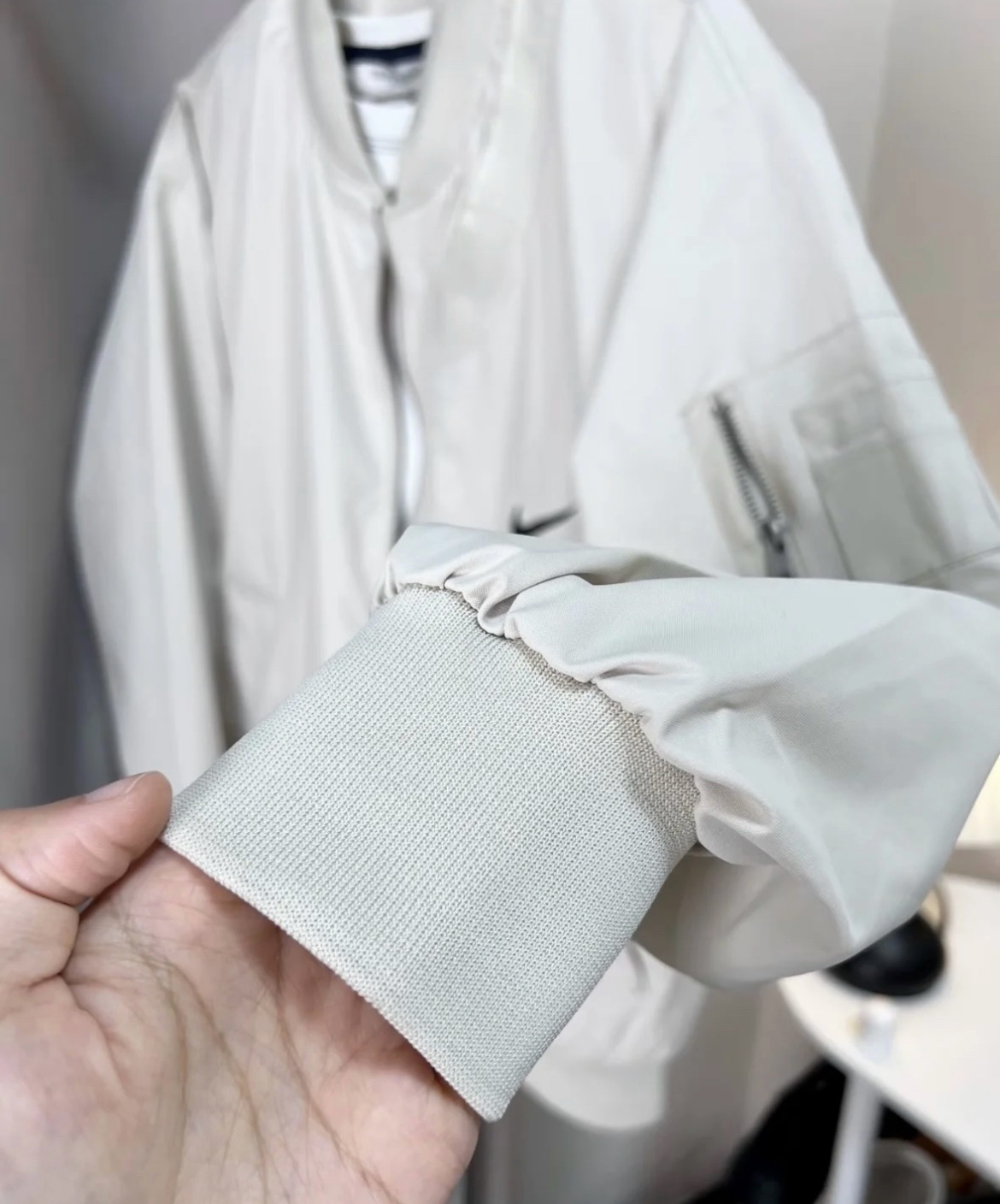 供货价:125💰『云仓特别款』出口贸易版本,天花板版本,原包装+原吊牌  
NIKE2024秋季新款INS港风情侣宽松飞行员夹克外套
经典又时髦 上身真的百搭不挑人 百搭休闲 上身回头率超高 自留款爱了爱了
宽松Oversize版型， 女生也可以冲!!

颜色：米色 
尺码S-3XL









