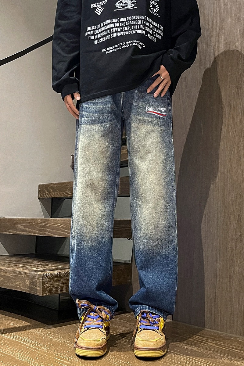 供💰80
25年春秋季新款巴黎世家BALENGIA渐变复古工装水洗牛仔裤直筒裤。 本就是火热的牛仔裤 ，今年赋予水做旧元素！更是潮流先锋者的不二选择。 上身也是非常好搭配，随便你怎么搭配！ 男女同款👫 

颜色： 图片色 
尺码：图九










