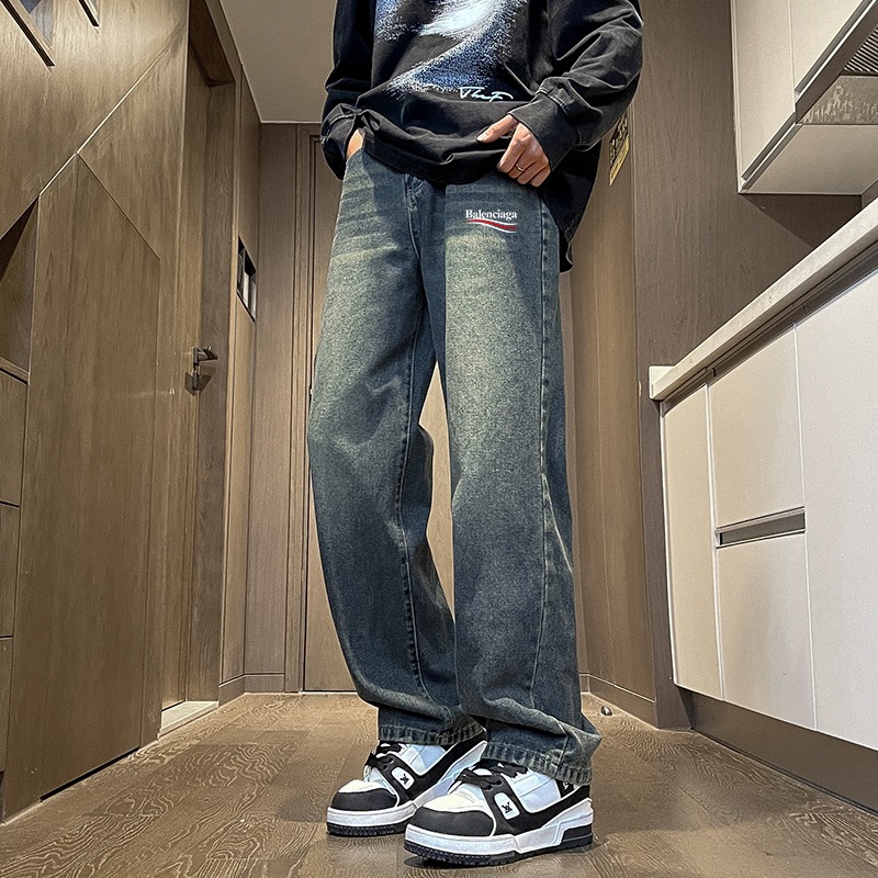 供💰80
25年春秋季新款巴黎世家BALENGIA渐变复古工装水洗牛仔裤直筒裤。 本就是火热的牛仔裤 ，今年赋予水做旧元素！更是潮流先锋者的不二选择。 上身也是非常好搭配，随便你怎么搭配！ 男女同款👫 

颜色： 图片色 
尺码：图九










