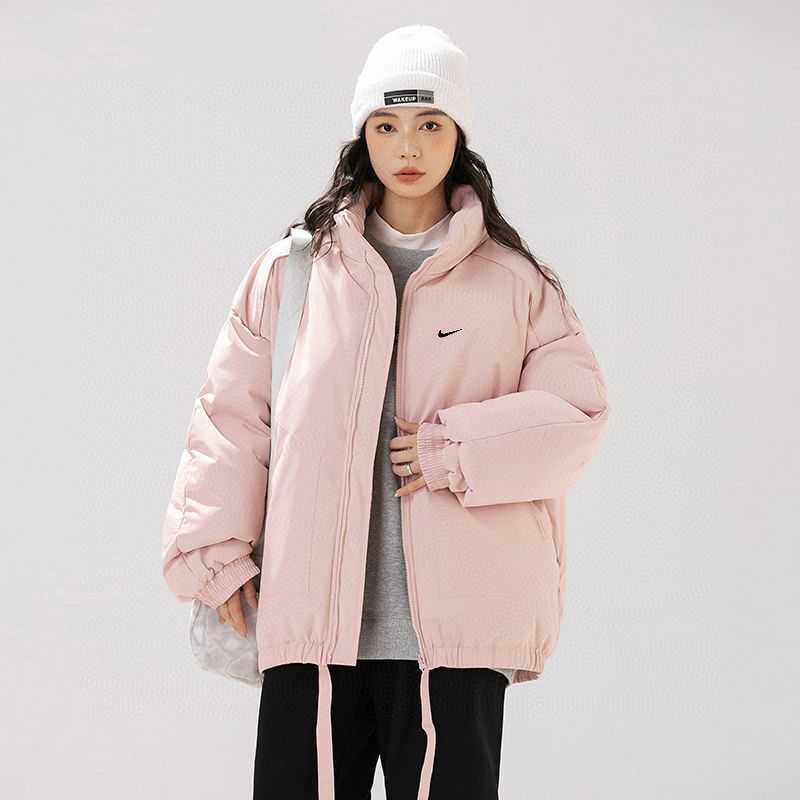 供💰135
NIKE/耐克冬季6色情侣款纯色潮牌加厚羽绒棉服面包服。
糖果色基础款，网红ins立领面包服 高品质9面料材质 内衬 400g手塞棉填充非常充实 版型超级正不显臃肿  清新复古学院风 人手两件不够穿 非常非常百搭💏  订制同缸同染辅料五金  拉链 抽绳等等  细节满满  诚意十足
颜色：黑   果绿   粉   棕   深灰   浅卡其
尺码：S&mdash;3XL
















