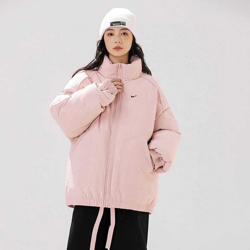 供💰135
NIKE/耐克冬季6色情侣款纯色潮牌加厚羽绒棉服面包服。
糖果色基础款，网红ins立领面包服 高品质9面料材质 内衬 400g手塞棉填充非常充实 版型超级正不显臃肿  清新复古学院风 人手两件不够穿 非常非常百搭💏  订制同缸同染辅料五金  拉链 抽绳等等  细节满满  诚意十足
颜色：黑   果绿   粉   棕   深灰   浅卡其
尺码：S&mdash;3XL
















