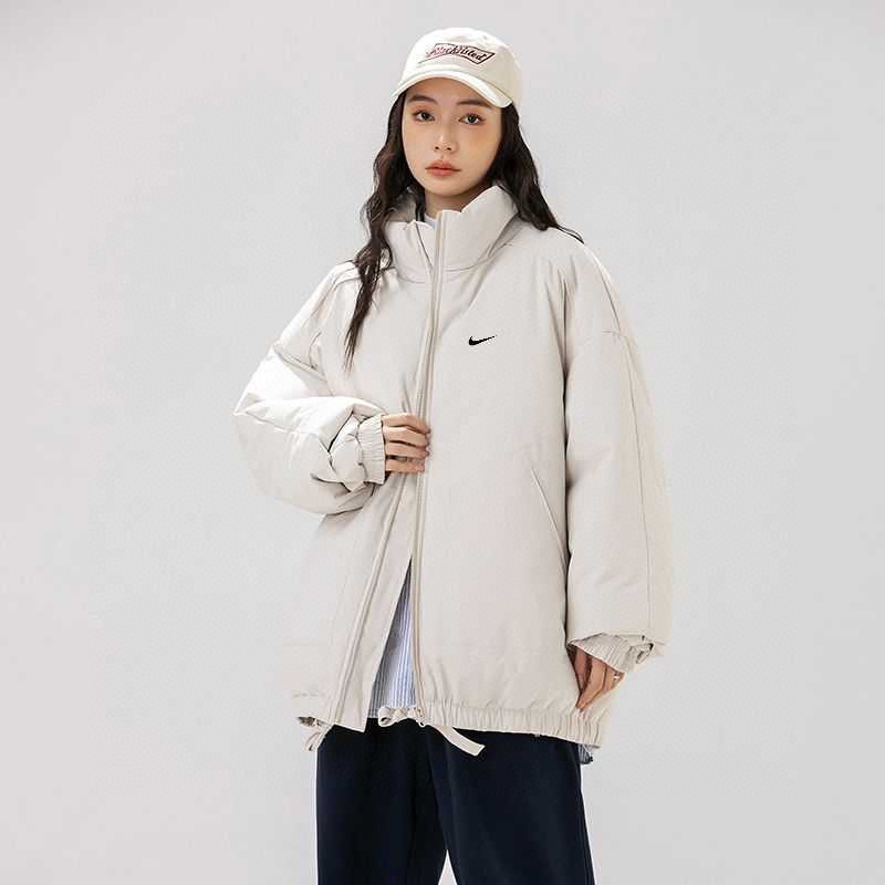 供💰135
NIKE/耐克冬季6色情侣款纯色潮牌加厚羽绒棉服面包服。
糖果色基础款，网红ins立领面包服 高品质9面料材质 内衬 400g手塞棉填充非常充实 版型超级正不显臃肿  清新复古学院风 人手两件不够穿 非常非常百搭💏  订制同缸同染辅料五金  拉链 抽绳等等  细节满满  诚意十足
颜色：黑   果绿   粉   棕   深灰   浅卡其
尺码：S&mdash;3XL
















