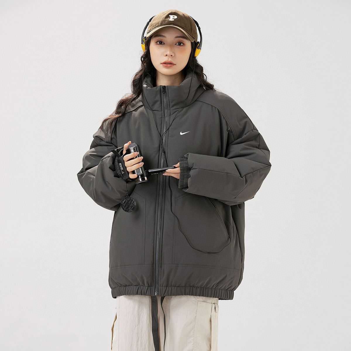 供💰135
NIKE/耐克冬季6色情侣款纯色潮牌加厚羽绒棉服面包服。
糖果色基础款，网红ins立领面包服 高品质9面料材质 内衬 400g手塞棉填充非常充实 版型超级正不显臃肿  清新复古学院风 人手两件不够穿 非常非常百搭💏  订制同缸同染辅料五金  拉链 抽绳等等  细节满满  诚意十足
颜色：黑   果绿   粉   棕   深灰   浅卡其
尺码：S&mdash;3XL
















