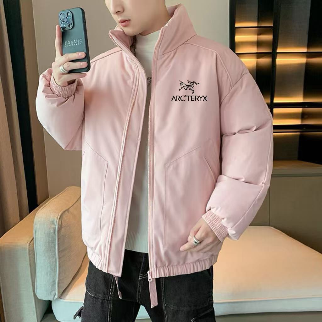 供💰135
ARC&lsquo;TERYX始祖鸟户外冬季休闲立领加绒棉衣
贸易出口订单，在市场上根本难得一见的好货！没有最好只有更好的一款！
轻盈又保暖，上身无负担～大冬天去雪山都妥妥的！一件保暖到底 对于懒人来说真的太nice了！
进口面料 超轻高密度 夹层新疆棉 无异味 更保暖，随意机洗还不用担心跑绒！穿了这件棉衣真的可以放弃其他棉服了！每个颜色在这个季节都很百搭！
纯色修身版棉衣！
无可挑剔的蓬松质感！更显年轻时尚‼

双侧拉链口袋，内里隐蔽口袋，外出绝对够用！下摆配有可收缩调节扣，松紧袖口防风更保暖！
立体剪裁，修饰身形，细节处暗藏心思，能包容多种身材！外贸订单工厂做出来的货，绝对是错过这个村就没这个店！

面料锁温保暖，导热性强，柔韧性更强！内里羽绒棉填充物~手感柔软细腻，真的是无法用言语形容，只有你真正拿到手去感受！上身感觉穿了就感觉钻进的棉花糖里，柔软又温暖！长期穿着不会变形！这绝对是今年做的最具性价比的一款高货，强烈推荐遇上的老铁人手一件！
颜色：黑色 粉色 深灰色 卡其色
尺码：M-3XL 
       
















