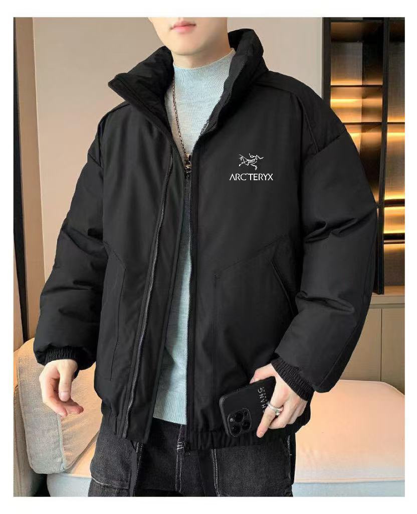 供💰135
ARC&lsquo;TERYX始祖鸟户外冬季休闲立领加绒棉衣
贸易出口订单，在市场上根本难得一见的好货！没有最好只有更好的一款！
轻盈又保暖，上身无负担～大冬天去雪山都妥妥的！一件保暖到底 对于懒人来说真的太nice了！
进口面料 超轻高密度 夹层新疆棉 无异味 更保暖，随意机洗还不用担心跑绒！穿了这件棉衣真的可以放弃其他棉服了！每个颜色在这个季节都很百搭！
纯色修身版棉衣！
无可挑剔的蓬松质感！更显年轻时尚‼

双侧拉链口袋，内里隐蔽口袋，外出绝对够用！下摆配有可收缩调节扣，松紧袖口防风更保暖！
立体剪裁，修饰身形，细节处暗藏心思，能包容多种身材！外贸订单工厂做出来的货，绝对是错过这个村就没这个店！

面料锁温保暖，导热性强，柔韧性更强！内里羽绒棉填充物~手感柔软细腻，真的是无法用言语形容，只有你真正拿到手去感受！上身感觉穿了就感觉钻进的棉花糖里，柔软又温暖！长期穿着不会变形！这绝对是今年做的最具性价比的一款高货，强烈推荐遇上的老铁人手一件！
颜色：黑色 粉色 深灰色 卡其色
尺码：M-3XL 
       
















