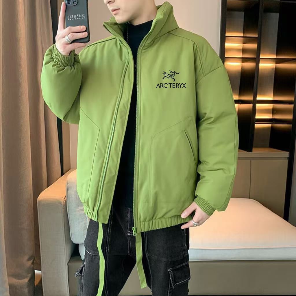 供💰135
ARC&lsquo;TERYX始祖鸟户外冬季休闲立领加绒棉衣
贸易出口订单，在市场上根本难得一见的好货！没有最好只有更好的一款！
轻盈又保暖，上身无负担～大冬天去雪山都妥妥的！一件保暖到底 对于懒人来说真的太nice了！
进口面料 超轻高密度 夹层新疆棉 无异味 更保暖，随意机洗还不用担心跑绒！穿了这件棉衣真的可以放弃其他棉服了！每个颜色在这个季节都很百搭！
纯色修身版棉衣！
无可挑剔的蓬松质感！更显年轻时尚‼

双侧拉链口袋，内里隐蔽口袋，外出绝对够用！下摆配有可收缩调节扣，松紧袖口防风更保暖！
立体剪裁，修饰身形，细节处暗藏心思，能包容多种身材！外贸订单工厂做出来的货，绝对是错过这个村就没这个店！

面料锁温保暖，导热性强，柔韧性更强！内里羽绒棉填充物~手感柔软细腻，真的是无法用言语形容，只有你真正拿到手去感受！上身感觉穿了就感觉钻进的棉花糖里，柔软又温暖！长期穿着不会变形！这绝对是今年做的最具性价比的一款高货，强烈推荐遇上的老铁人手一件！
颜色：黑色 粉色 深灰色 卡其色
尺码：M-3XL 
       
















