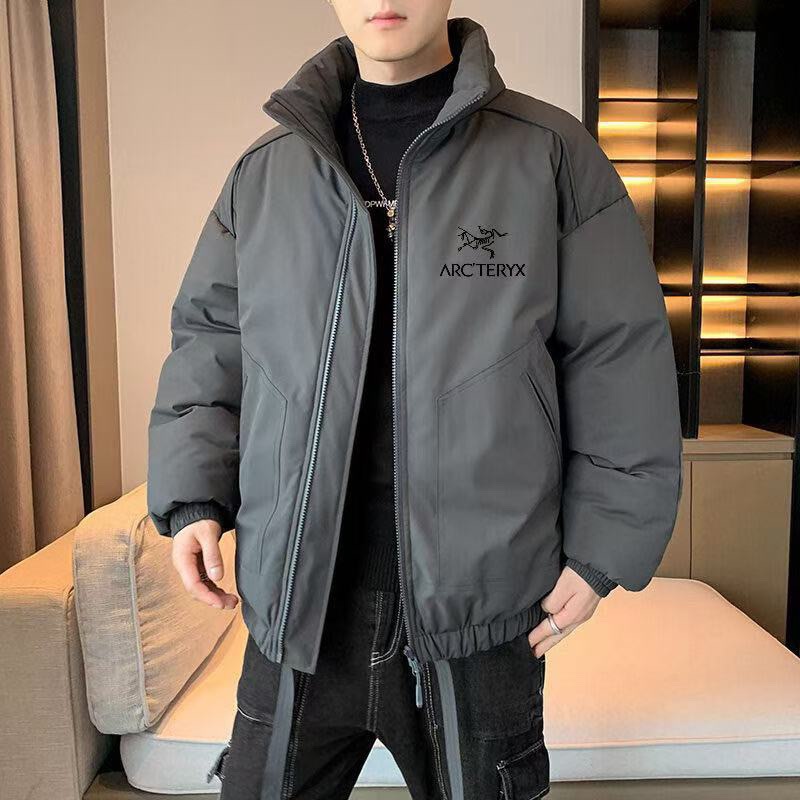 供💰135
ARC&lsquo;TERYX始祖鸟户外冬季休闲立领加绒棉衣
贸易出口订单，在市场上根本难得一见的好货！没有最好只有更好的一款！
轻盈又保暖，上身无负担～大冬天去雪山都妥妥的！一件保暖到底 对于懒人来说真的太nice了！
进口面料 超轻高密度 夹层新疆棉 无异味 更保暖，随意机洗还不用担心跑绒！穿了这件棉衣真的可以放弃其他棉服了！每个颜色在这个季节都很百搭！
纯色修身版棉衣！
无可挑剔的蓬松质感！更显年轻时尚‼

双侧拉链口袋，内里隐蔽口袋，外出绝对够用！下摆配有可收缩调节扣，松紧袖口防风更保暖！
立体剪裁，修饰身形，细节处暗藏心思，能包容多种身材！外贸订单工厂做出来的货，绝对是错过这个村就没这个店！

面料锁温保暖，导热性强，柔韧性更强！内里羽绒棉填充物~手感柔软细腻，真的是无法用言语形容，只有你真正拿到手去感受！上身感觉穿了就感觉钻进的棉花糖里，柔软又温暖！长期穿着不会变形！这绝对是今年做的最具性价比的一款高货，强烈推荐遇上的老铁人手一件！
颜色：黑色 粉色 深灰色 卡其色
尺码：M-3XL 
       
















