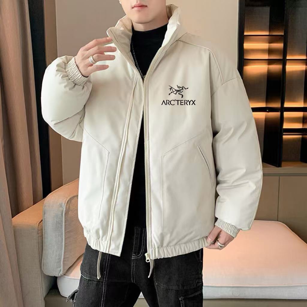 供💰135
ARC&lsquo;TERYX始祖鸟户外冬季休闲立领加绒棉衣
贸易出口订单，在市场上根本难得一见的好货！没有最好只有更好的一款！
轻盈又保暖，上身无负担～大冬天去雪山都妥妥的！一件保暖到底 对于懒人来说真的太nice了！
进口面料 超轻高密度 夹层新疆棉 无异味 更保暖，随意机洗还不用担心跑绒！穿了这件棉衣真的可以放弃其他棉服了！每个颜色在这个季节都很百搭！
纯色修身版棉衣！
无可挑剔的蓬松质感！更显年轻时尚‼

双侧拉链口袋，内里隐蔽口袋，外出绝对够用！下摆配有可收缩调节扣，松紧袖口防风更保暖！
立体剪裁，修饰身形，细节处暗藏心思，能包容多种身材！外贸订单工厂做出来的货，绝对是错过这个村就没这个店！

面料锁温保暖，导热性强，柔韧性更强！内里羽绒棉填充物~手感柔软细腻，真的是无法用言语形容，只有你真正拿到手去感受！上身感觉穿了就感觉钻进的棉花糖里，柔软又温暖！长期穿着不会变形！这绝对是今年做的最具性价比的一款高货，强烈推荐遇上的老铁人手一件！
颜色：黑色 粉色 深灰色 卡其色
尺码：M-3XL 
       
















