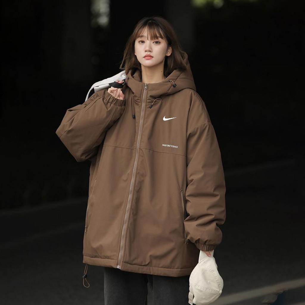 供💰135
耐克nike手塞棉纯色棉服连帽情侣棉服面包服棉衣  这次设计师给大家带来的是另一种视觉冲击  
🔥为了达到最佳的上身效果 衣服内部甄选德国进口颗粒棉  无尘真空车间机械手塞棉   
🔥面料甄选进口空气记忆 防风保暖 版型立体 上身更保暖 立体口袋 3D裁剪 彰显垂坠感 更显版型 /数码印花 经典百搭 上身舒适挺括 由独特的保暖 耐磨 透气技术加持（更多细节详情可查看细节图组🔎）
暖冬型格/情侣搭配更加帅气（男女同款❤️）
陪你不负冬日☀️
冬季不可或缺的尖货/温暖舒适/干爽无拘 🏅
颜色  黑色  浅卡其    墨绿色（图四）   果绿色（图六）紫色  
尺码 M-XXL
尺码详情看图九




