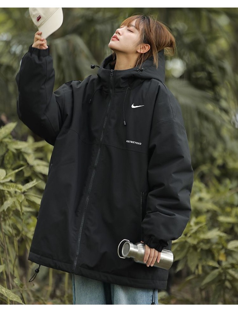 供💰135
耐克nike手塞棉纯色棉服连帽情侣棉服面包服棉衣  这次设计师给大家带来的是另一种视觉冲击  
🔥为了达到最佳的上身效果 衣服内部甄选德国进口颗粒棉  无尘真空车间机械手塞棉   
🔥面料甄选进口空气记忆 防风保暖 版型立体 上身更保暖 立体口袋 3D裁剪 彰显垂坠感 更显版型 /数码印花 经典百搭 上身舒适挺括 由独特的保暖 耐磨 透气技术加持（更多细节详情可查看细节图组🔎）
暖冬型格/情侣搭配更加帅气（男女同款❤️）
陪你不负冬日☀️
冬季不可或缺的尖货/温暖舒适/干爽无拘 🏅
颜色  黑色  浅卡其    墨绿色（图四）   果绿色（图六）紫色  
尺码 M-XXL
尺码详情看图九




