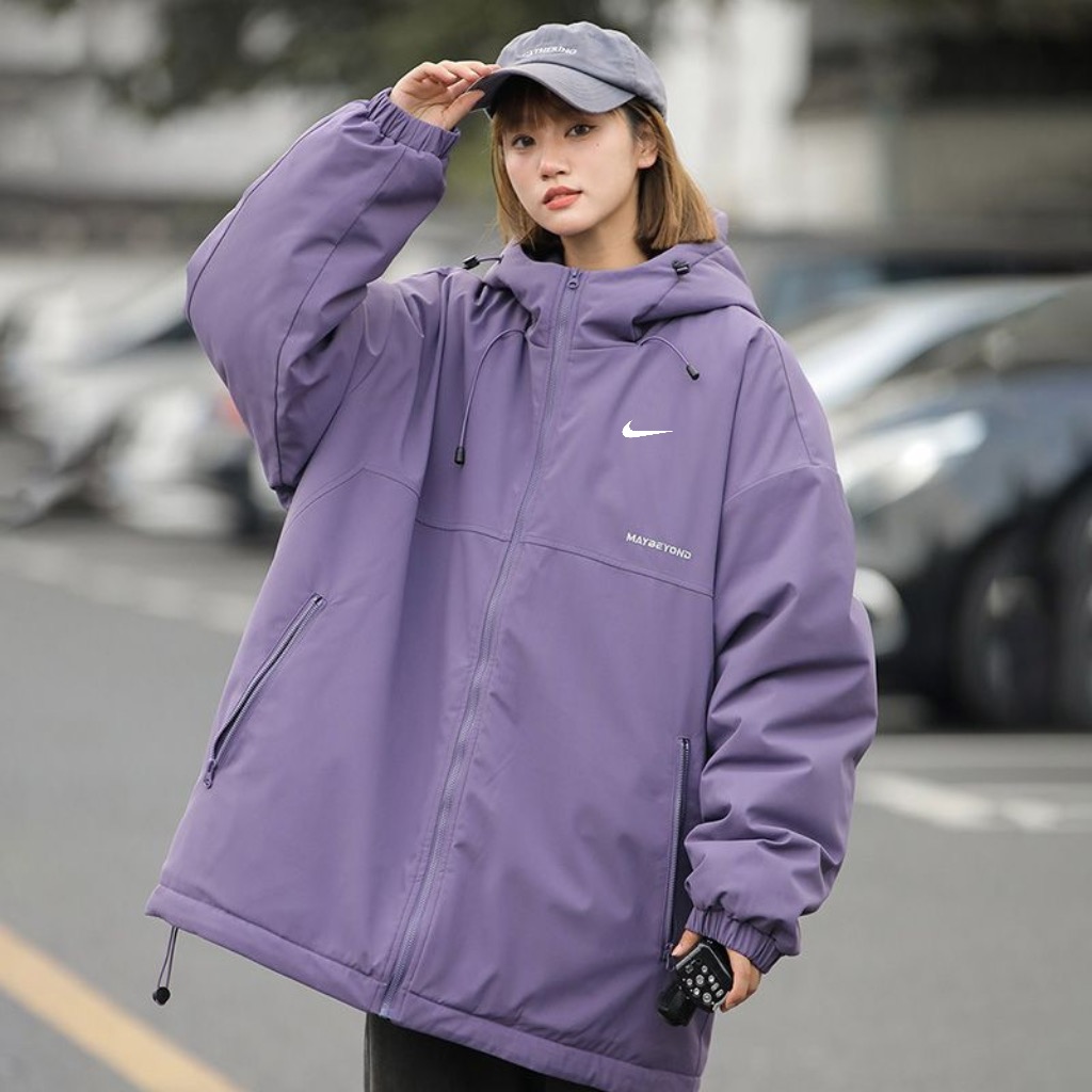 供💰135
耐克nike手塞棉纯色棉服连帽情侣棉服面包服棉衣  这次设计师给大家带来的是另一种视觉冲击  
🔥为了达到最佳的上身效果 衣服内部甄选德国进口颗粒棉  无尘真空车间机械手塞棉   
🔥面料甄选进口空气记忆 防风保暖 版型立体 上身更保暖 立体口袋 3D裁剪 彰显垂坠感 更显版型 /数码印花 经典百搭 上身舒适挺括 由独特的保暖 耐磨 透气技术加持（更多细节详情可查看细节图组🔎）
暖冬型格/情侣搭配更加帅气（男女同款❤️）
陪你不负冬日☀️
冬季不可或缺的尖货/温暖舒适/干爽无拘 🏅
颜色  黑色  浅卡其    墨绿色（图四）   果绿色（图六）紫色  
尺码 M-XXL
尺码详情看图九




