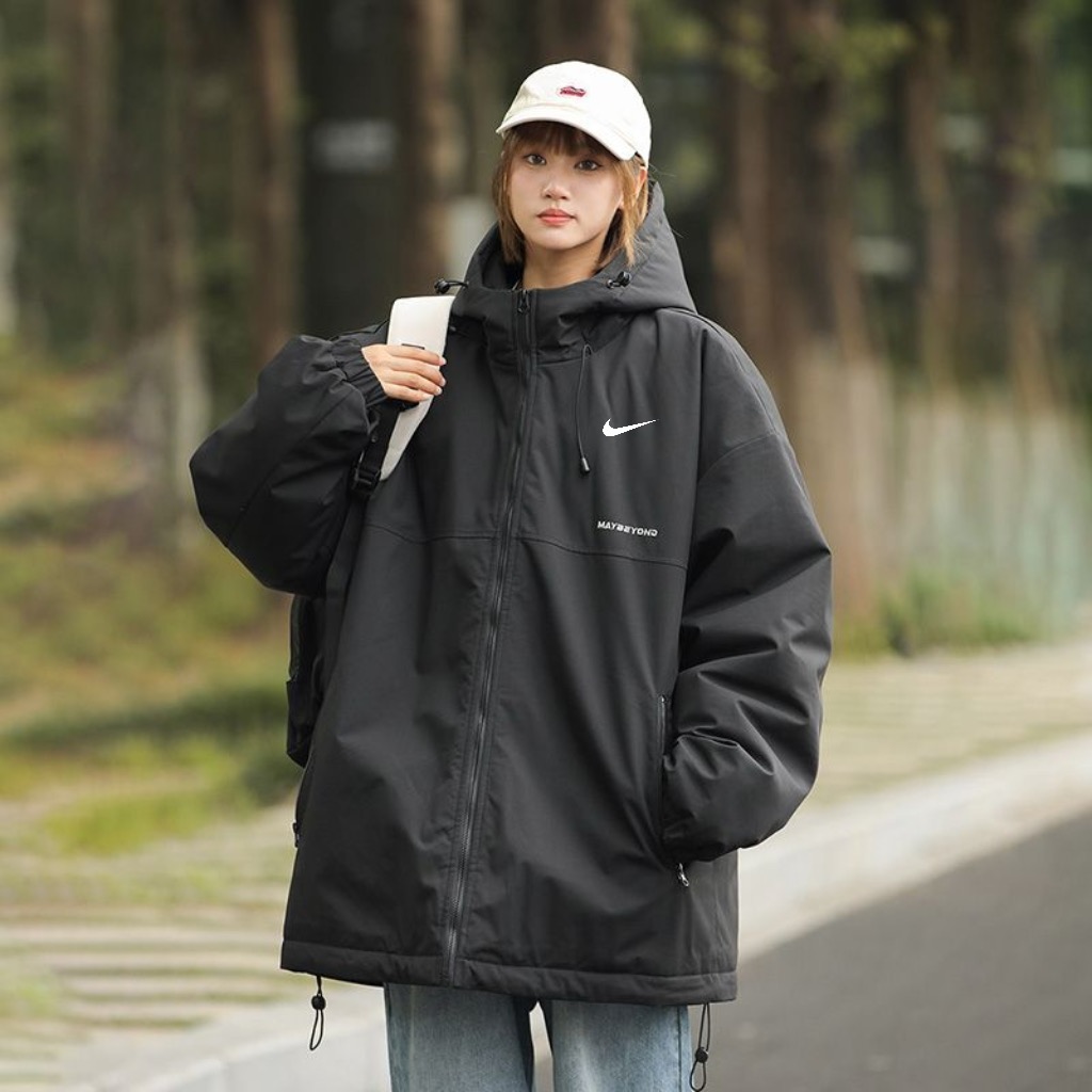 供💰135
耐克nike手塞棉纯色棉服连帽情侣棉服面包服棉衣  这次设计师给大家带来的是另一种视觉冲击  
🔥为了达到最佳的上身效果 衣服内部甄选德国进口颗粒棉  无尘真空车间机械手塞棉   
🔥面料甄选进口空气记忆 防风保暖 版型立体 上身更保暖 立体口袋 3D裁剪 彰显垂坠感 更显版型 /数码印花 经典百搭 上身舒适挺括 由独特的保暖 耐磨 透气技术加持（更多细节详情可查看细节图组🔎）
暖冬型格/情侣搭配更加帅气（男女同款❤️）
陪你不负冬日☀️
冬季不可或缺的尖货/温暖舒适/干爽无拘 🏅
颜色  黑色  浅卡其    墨绿色（图四）   果绿色（图六）紫色  
尺码 M-XXL
尺码详情看图九




