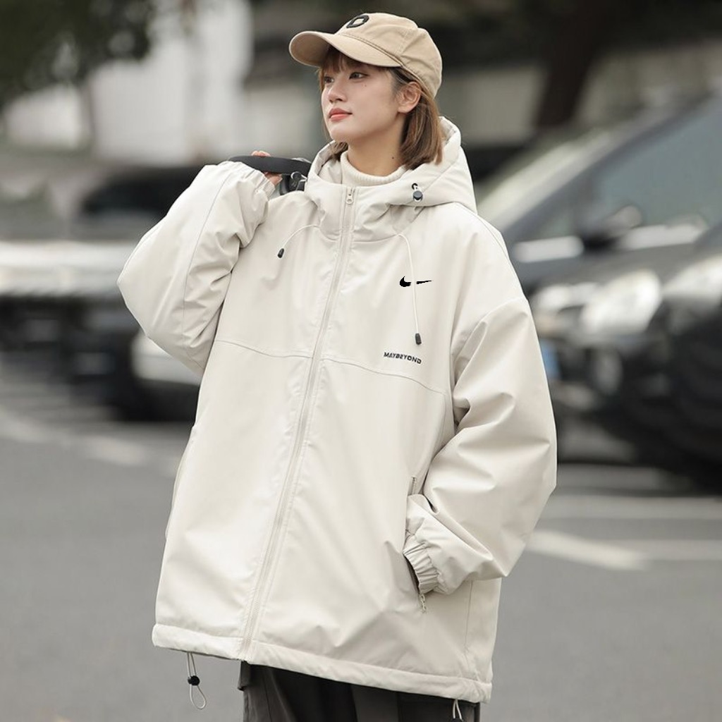 供💰135
耐克nike手塞棉纯色棉服连帽情侣棉服面包服棉衣  这次设计师给大家带来的是另一种视觉冲击  
🔥为了达到最佳的上身效果 衣服内部甄选德国进口颗粒棉  无尘真空车间机械手塞棉   
🔥面料甄选进口空气记忆 防风保暖 版型立体 上身更保暖 立体口袋 3D裁剪 彰显垂坠感 更显版型 /数码印花 经典百搭 上身舒适挺括 由独特的保暖 耐磨 透气技术加持（更多细节详情可查看细节图组🔎）
暖冬型格/情侣搭配更加帅气（男女同款❤️）
陪你不负冬日☀️
冬季不可或缺的尖货/温暖舒适/干爽无拘 🏅
颜色  黑色  浅卡其    墨绿色（图四）   果绿色（图六）紫色  
尺码 M-XXL
尺码详情看图九




