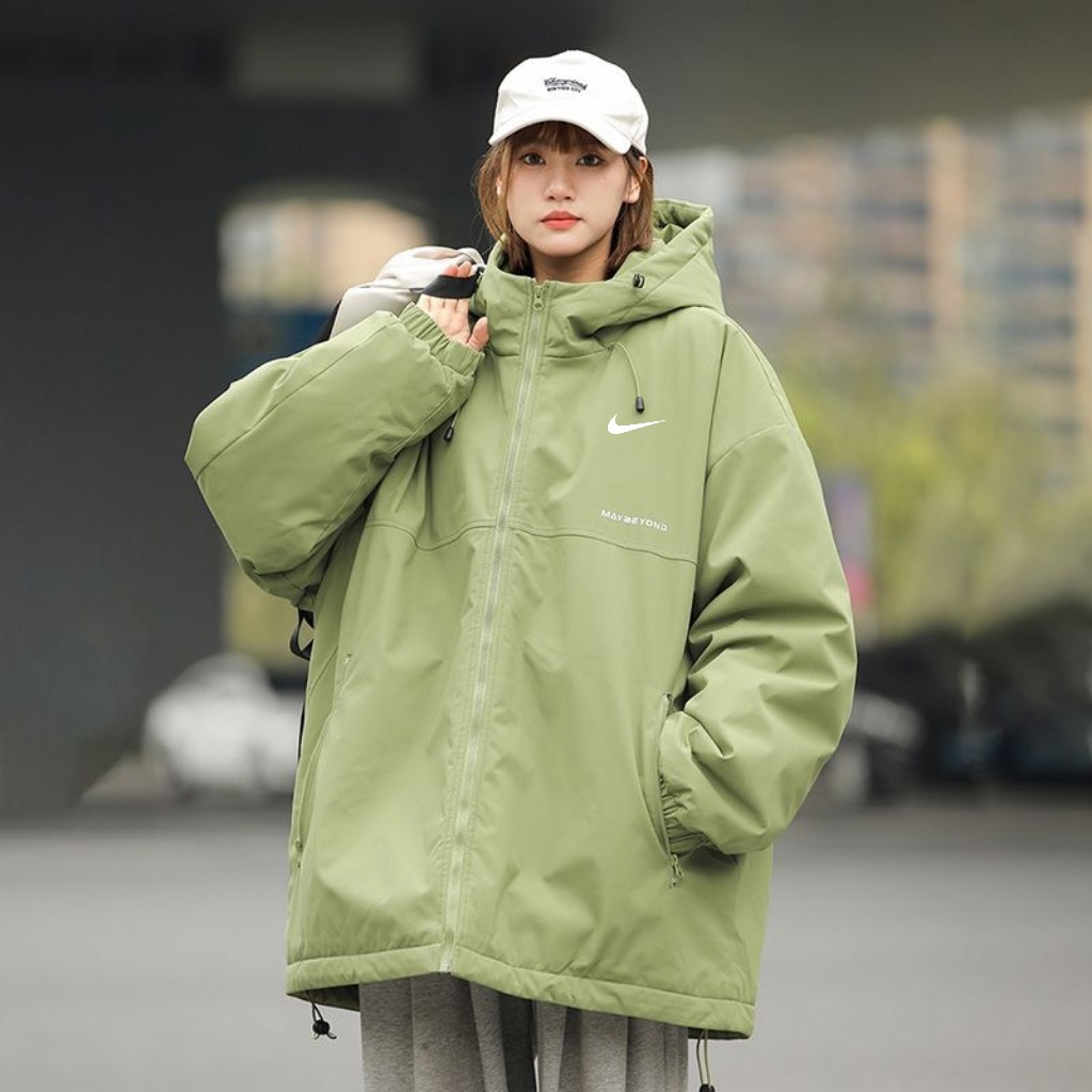 供💰135
耐克nike手塞棉纯色棉服连帽情侣棉服面包服棉衣  这次设计师给大家带来的是另一种视觉冲击  
🔥为了达到最佳的上身效果 衣服内部甄选德国进口颗粒棉  无尘真空车间机械手塞棉   
🔥面料甄选进口空气记忆 防风保暖 版型立体 上身更保暖 立体口袋 3D裁剪 彰显垂坠感 更显版型 /数码印花 经典百搭 上身舒适挺括 由独特的保暖 耐磨 透气技术加持（更多细节详情可查看细节图组🔎）
暖冬型格/情侣搭配更加帅气（男女同款❤️）
陪你不负冬日☀️
冬季不可或缺的尖货/温暖舒适/干爽无拘 🏅
颜色  黑色  浅卡其    墨绿色（图四）   果绿色（图六）紫色  
尺码 M-XXL
尺码详情看图九




