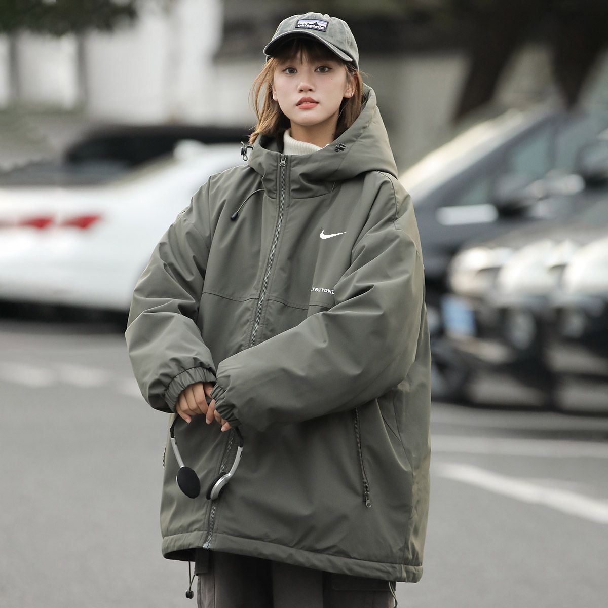 供💰135
耐克nike手塞棉纯色棉服连帽情侣棉服面包服棉衣  这次设计师给大家带来的是另一种视觉冲击  
🔥为了达到最佳的上身效果 衣服内部甄选德国进口颗粒棉  无尘真空车间机械手塞棉   
🔥面料甄选进口空气记忆 防风保暖 版型立体 上身更保暖 立体口袋 3D裁剪 彰显垂坠感 更显版型 /数码印花 经典百搭 上身舒适挺括 由独特的保暖 耐磨 透气技术加持（更多细节详情可查看细节图组🔎）
暖冬型格/情侣搭配更加帅气（男女同款❤️）
陪你不负冬日☀️
冬季不可或缺的尖货/温暖舒适/干爽无拘 🏅
颜色  黑色  浅卡其    墨绿色（图四）   果绿色（图六）紫色  
尺码 M-XXL
尺码详情看图九




