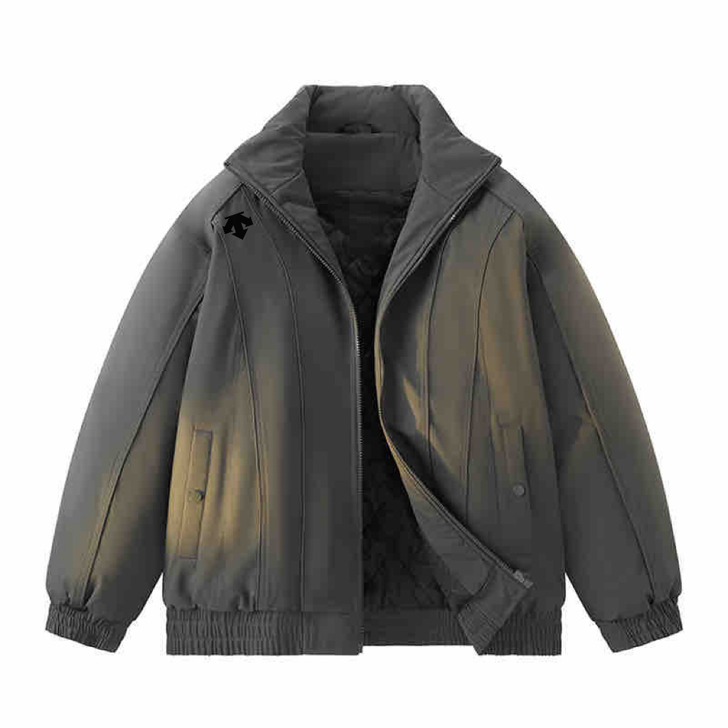 供💰140
DESCENTE  25年冬季迪桑特情情侣棉衣外套，户外情侣款立领加厚羽绒棉衣外套
可拆卸，简约大方的羽绒棉衣外套，超轻保暖，纯色设计，立体剪裁设计风格上身不拘束，强烈蓷介，人手一件的经典款 
性价比相当高，手塞羽绒棉填充，蓬松度好，柔软上身效果不臃肿，十分显瘦自然蓬松，保暖又很有型
防风防水拉链设计，可调节袖口抗寒效果赞，轻薄设计，可适应各种环境，拉链闭合方便穿着舒适，立体版型保暖系数好，锁住温暖，高档手塞羽绒棉，与羽绒衣服一样的做法，厚度适中，完全可以过冬哦，超高品质，比常规羽绒服更加保暖

颜色：军绿色 黑色 焦糖色 深灰色 藏青色 米白色
尺码S-3xl






