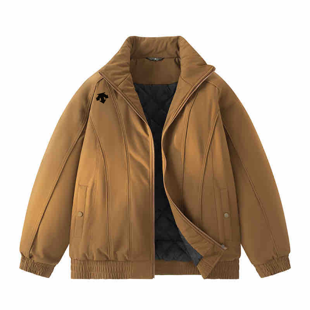 供💰140
DESCENTE  25年冬季迪桑特情情侣棉衣外套，户外情侣款立领加厚羽绒棉衣外套
可拆卸，简约大方的羽绒棉衣外套，超轻保暖，纯色设计，立体剪裁设计风格上身不拘束，强烈蓷介，人手一件的经典款 
性价比相当高，手塞羽绒棉填充，蓬松度好，柔软上身效果不臃肿，十分显瘦自然蓬松，保暖又很有型
防风防水拉链设计，可调节袖口抗寒效果赞，轻薄设计，可适应各种环境，拉链闭合方便穿着舒适，立体版型保暖系数好，锁住温暖，高档手塞羽绒棉，与羽绒衣服一样的做法，厚度适中，完全可以过冬哦，超高品质，比常规羽绒服更加保暖

颜色：军绿色 黑色 焦糖色 深灰色 藏青色 米白色
尺码S-3xl






