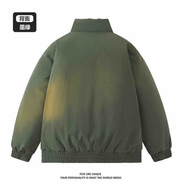 供💰140
DESCENTE  25年冬季迪桑特情情侣棉衣外套，户外情侣款立领加厚羽绒棉衣外套
可拆卸，简约大方的羽绒棉衣外套，超轻保暖，纯色设计，立体剪裁设计风格上身不拘束，强烈蓷介，人手一件的经典款 
性价比相当高，手塞羽绒棉填充，蓬松度好，柔软上身效果不臃肿，十分显瘦自然蓬松，保暖又很有型
防风防水拉链设计，可调节袖口抗寒效果赞，轻薄设计，可适应各种环境，拉链闭合方便穿着舒适，立体版型保暖系数好，锁住温暖，高档手塞羽绒棉，与羽绒衣服一样的做法，厚度适中，完全可以过冬哦，超高品质，比常规羽绒服更加保暖

颜色：军绿色 黑色 焦糖色 深灰色 藏青色 米白色
尺码S-3xl






