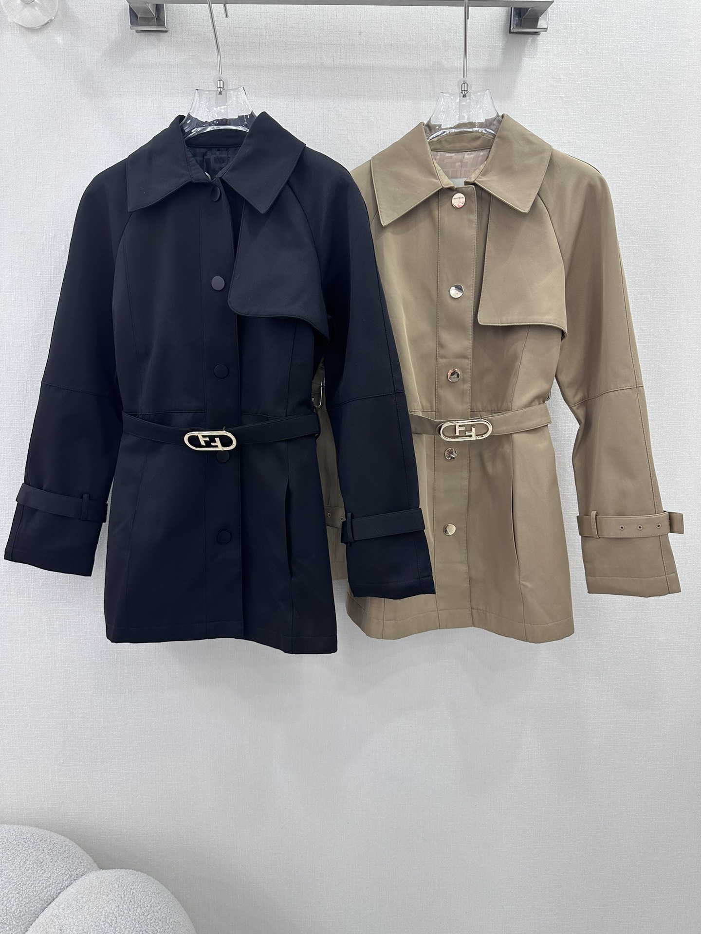 🔥🔥FEND*芬/迪 早秋新品。宋慧乔气质长款腰带风衣😘😘气质翻领挡风搭片设计时髦又高级！配送开膜五金扣