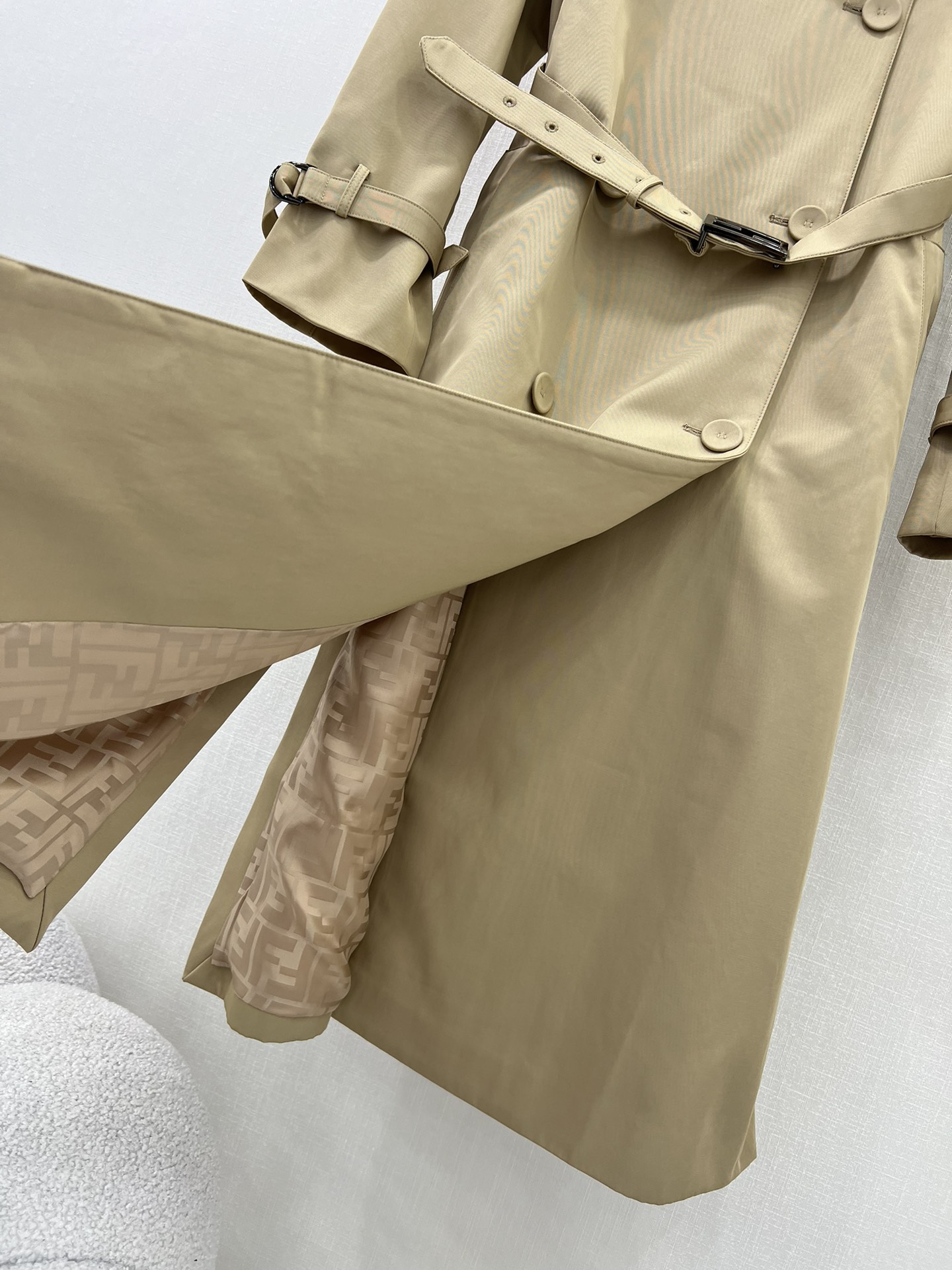 🔥🔥FEND* 秋冬新款系带风衣 超经典风衣，一定是让人眼前一亮的一款！腰带可以不同系法，超有型！版型无