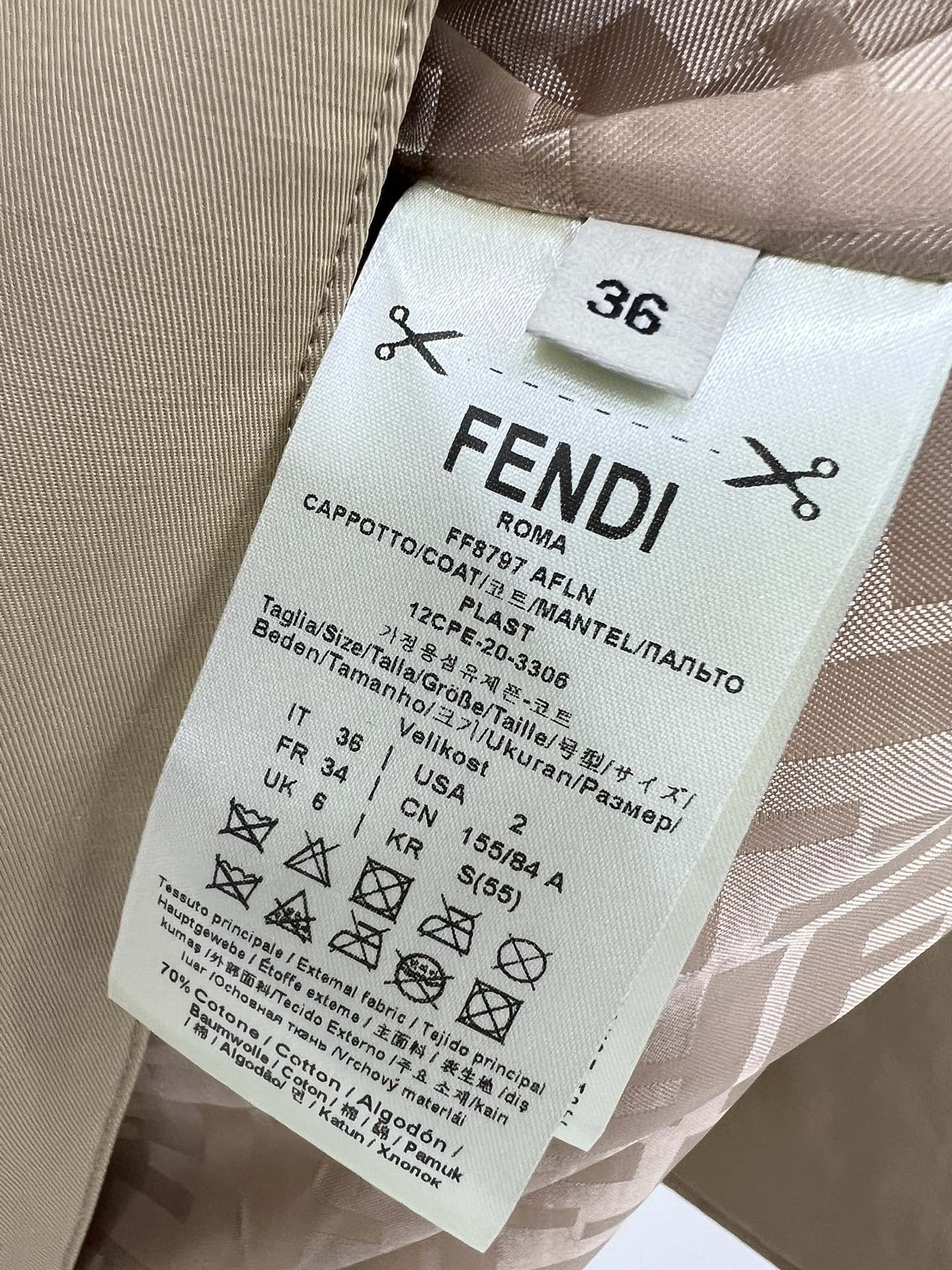 🔥🔥FEND* 秋冬新款系带风衣 超经典风衣，一定是让人眼前一亮的一款！腰带可以不同系法，超有型！版型无
