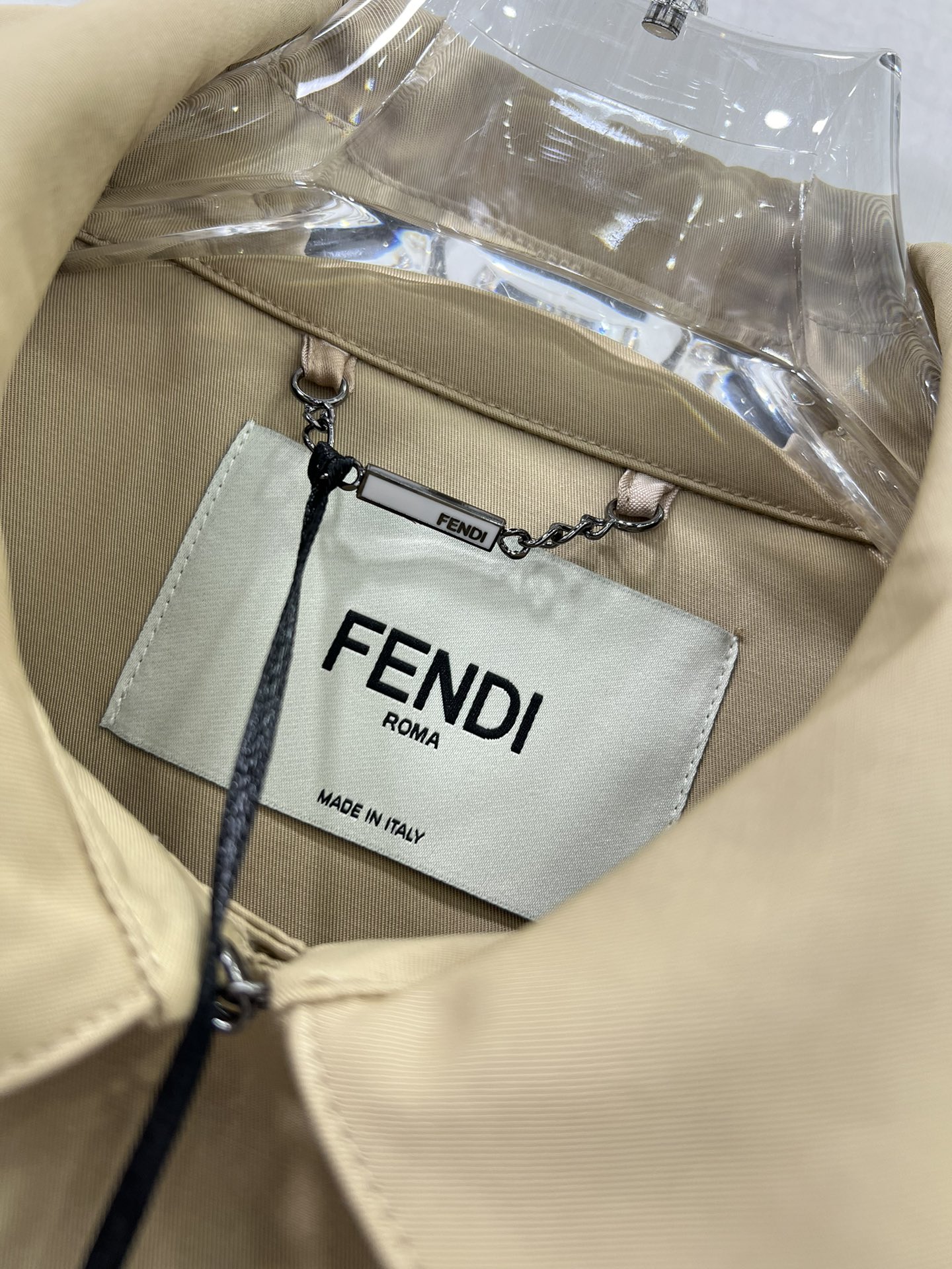 🔥🔥FEND* 秋冬新款系带风衣 超经典风衣，一定是让人眼前一亮的一款！腰带可以不同系法，超有型！版型无