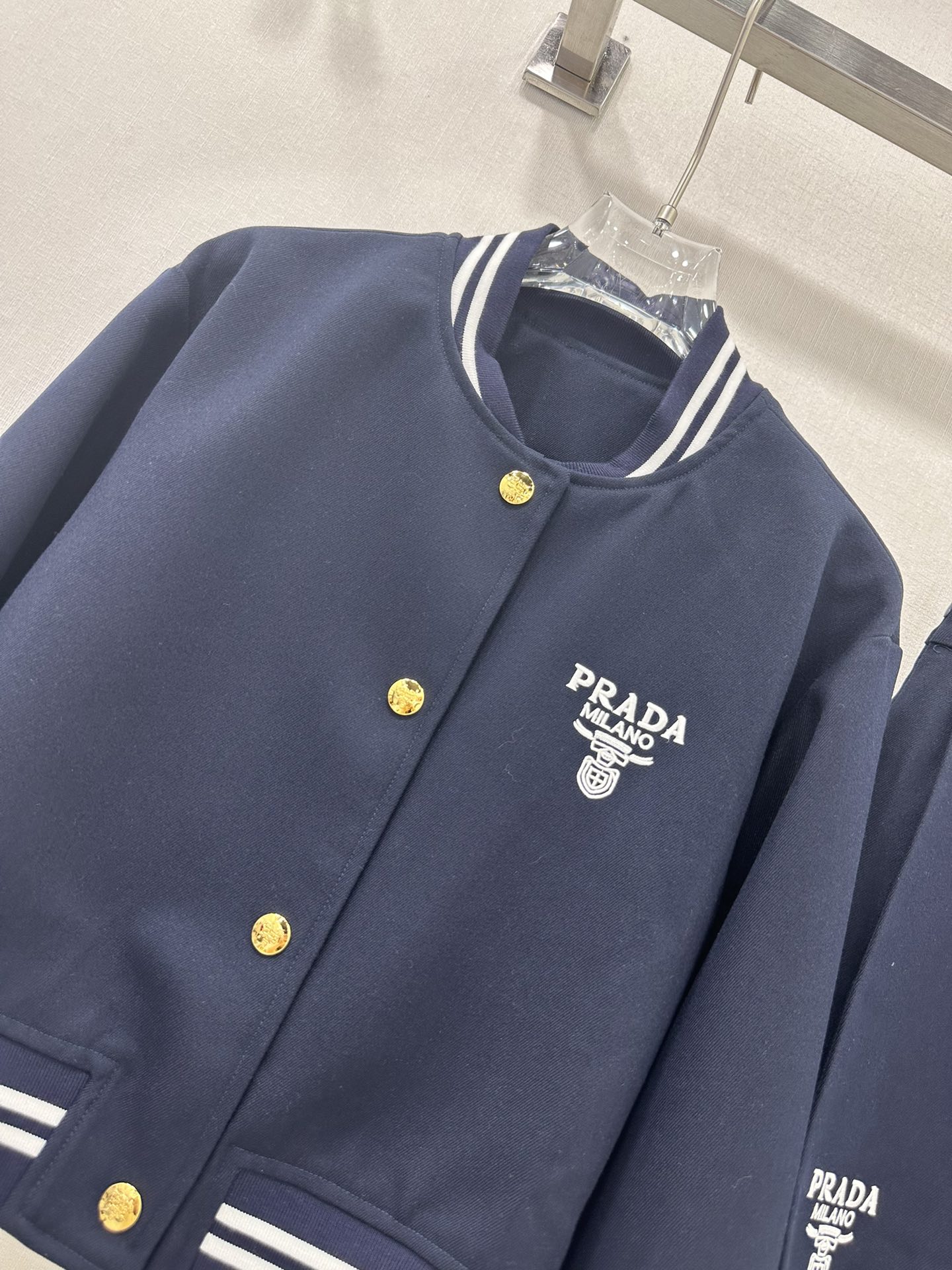 Prada 24 Autumn Series: Single-Size Female Suit with College De-Age Style - 图片 3