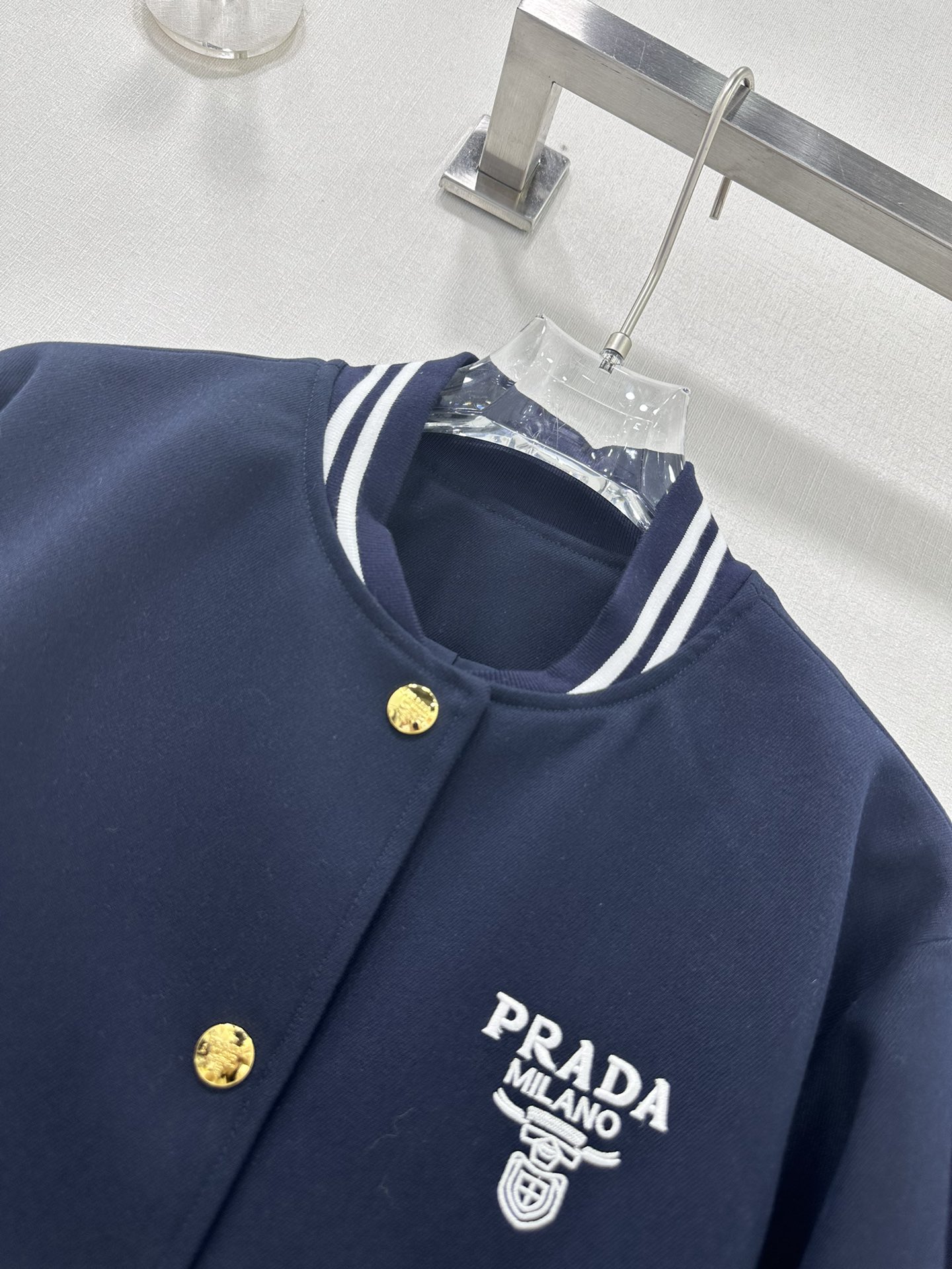 Prada 24 Autumn Series: Single-Size Female Suit with College De-Age Style - 图片 2