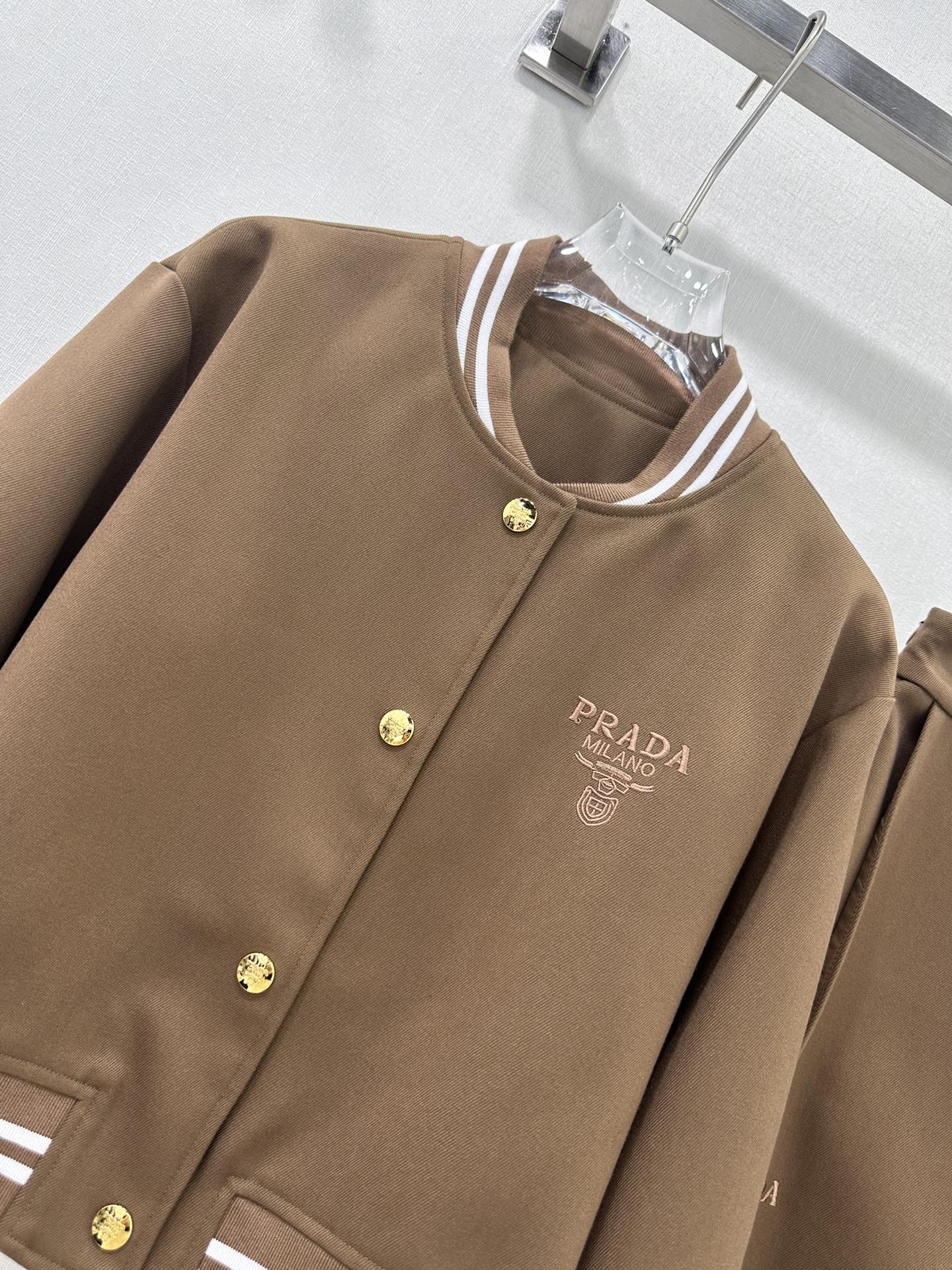 Prada 24 Autumn Series: Single-Size Female Suit Packaged with De-Age Design - 图片 3