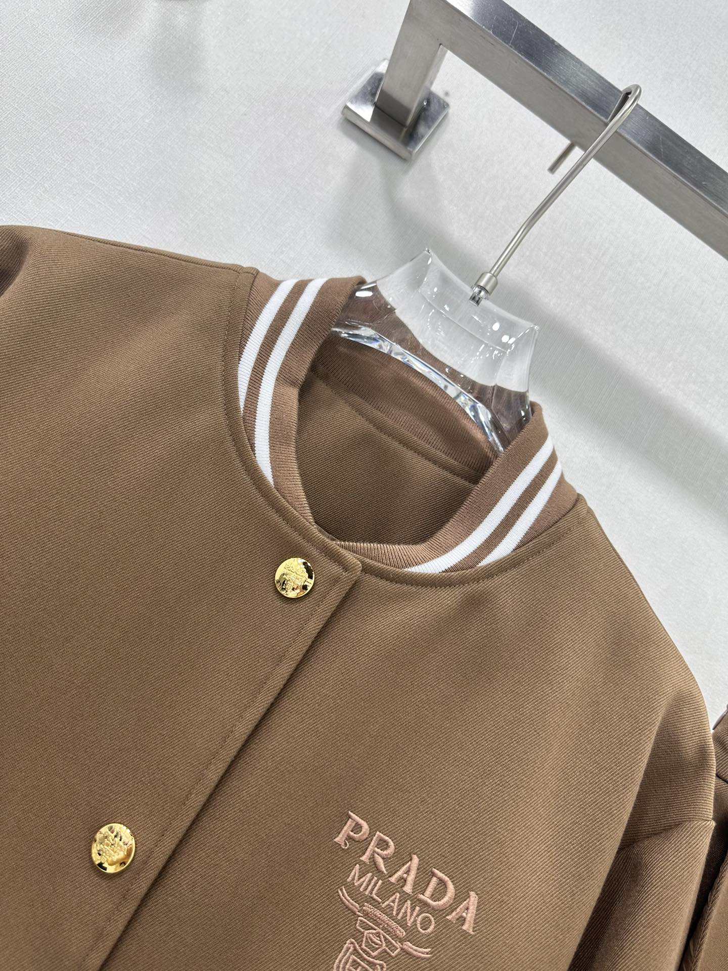 Prada 24 Autumn Series: Single-Size Female Suit Packaged with De-Age Design - 图片 2