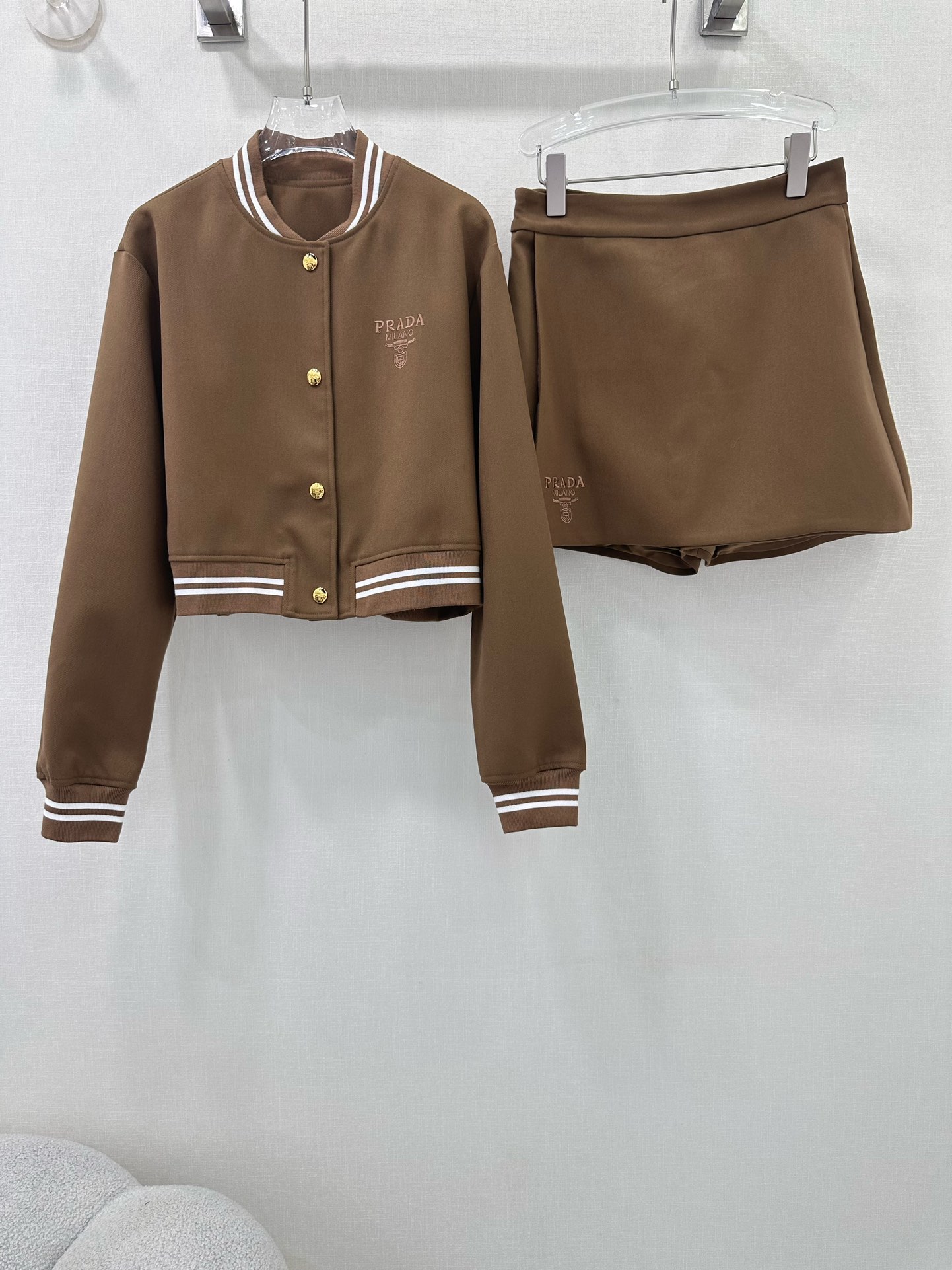 Prada 24 Autumn Series: Single-Size Female Suit Packaged with De-Age Design - 图片 1