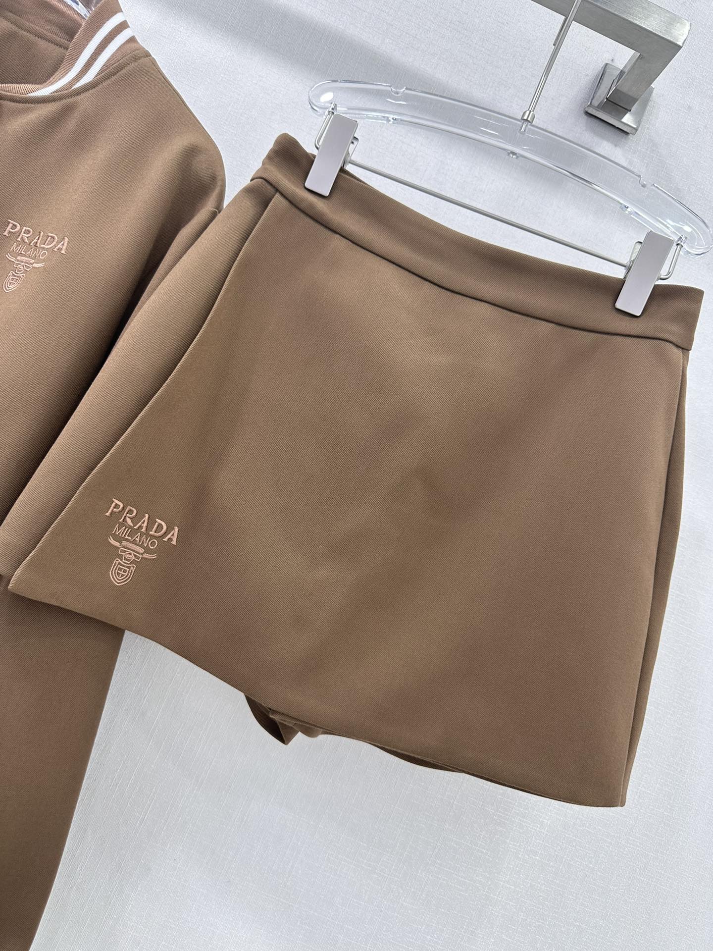 Prada 24 Autumn Series: Single-Size Female Suit Packaged with De-Age Design - 图片 6