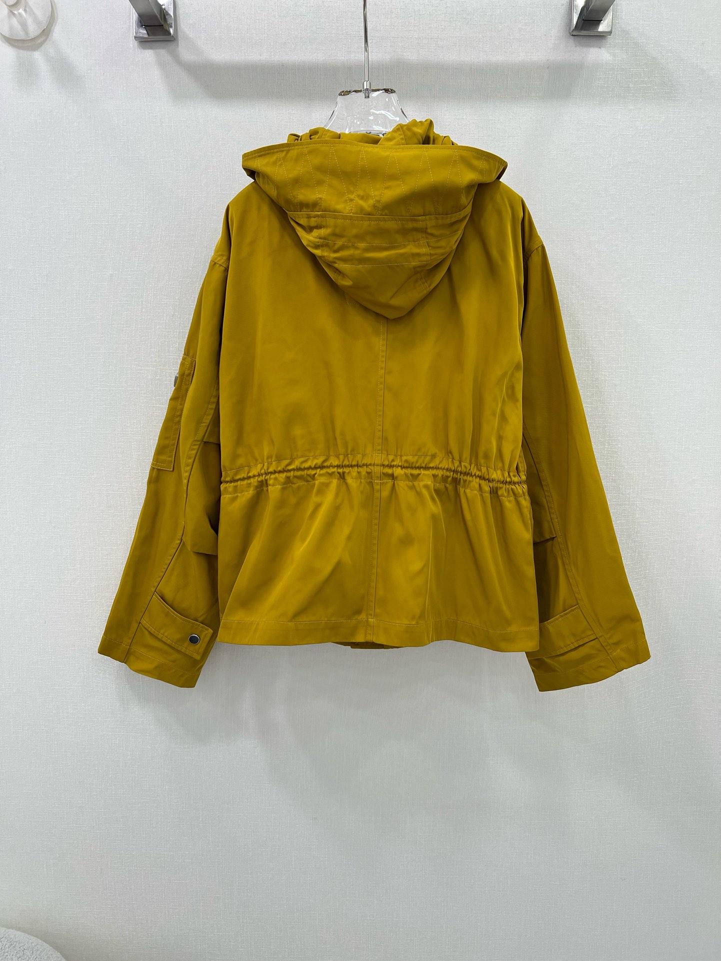 🔥🔥BURBER*Y B家经典冲锋衣连帽外套 采用高级水洗尼龙棉质斜纹面料质感满满！独特设计的盾牌造型饰