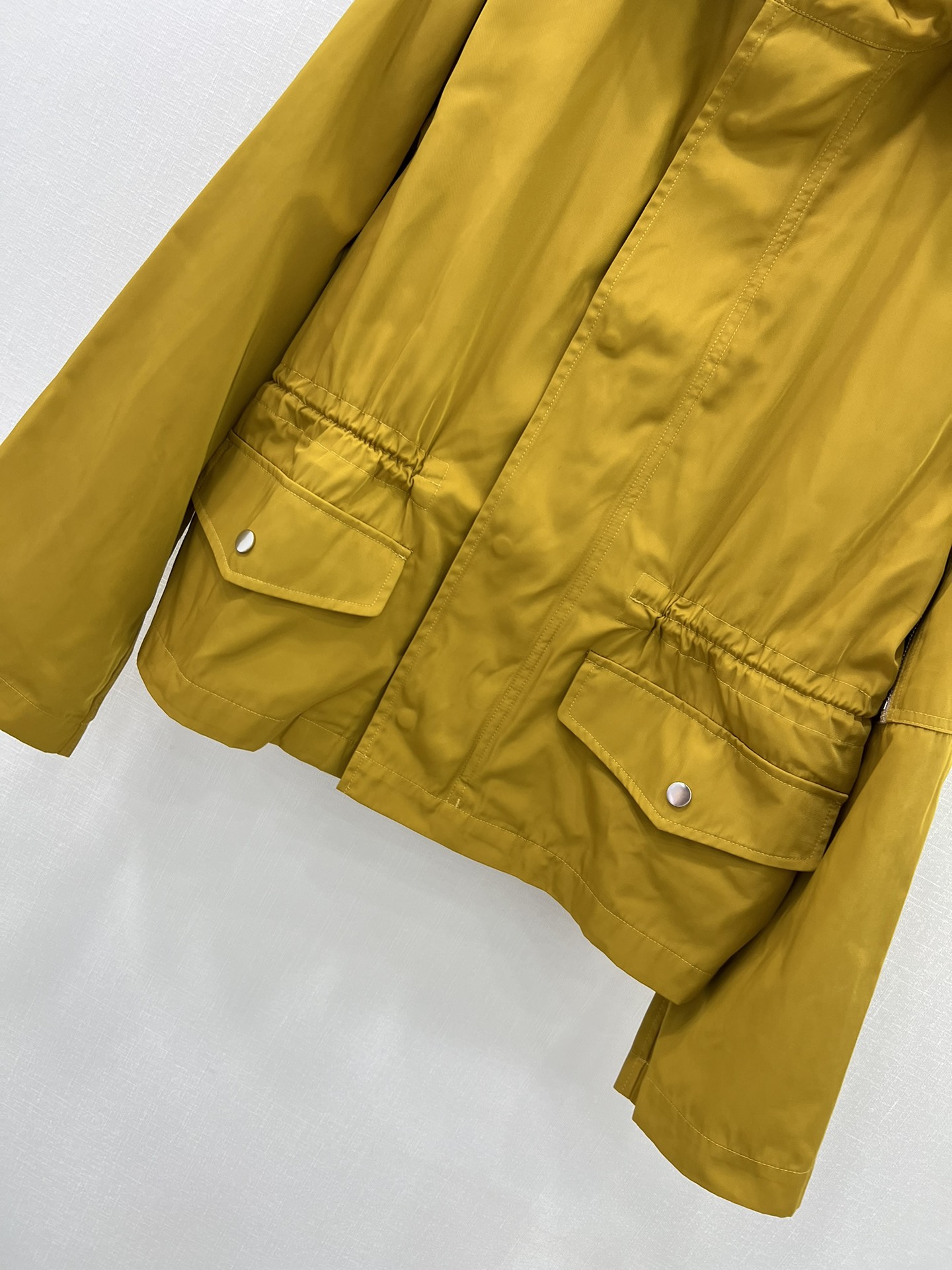 🔥🔥BURBER*Y B家经典冲锋衣连帽外套 采用高级水洗尼龙棉质斜纹面料质感满满！独特设计的盾牌造型饰