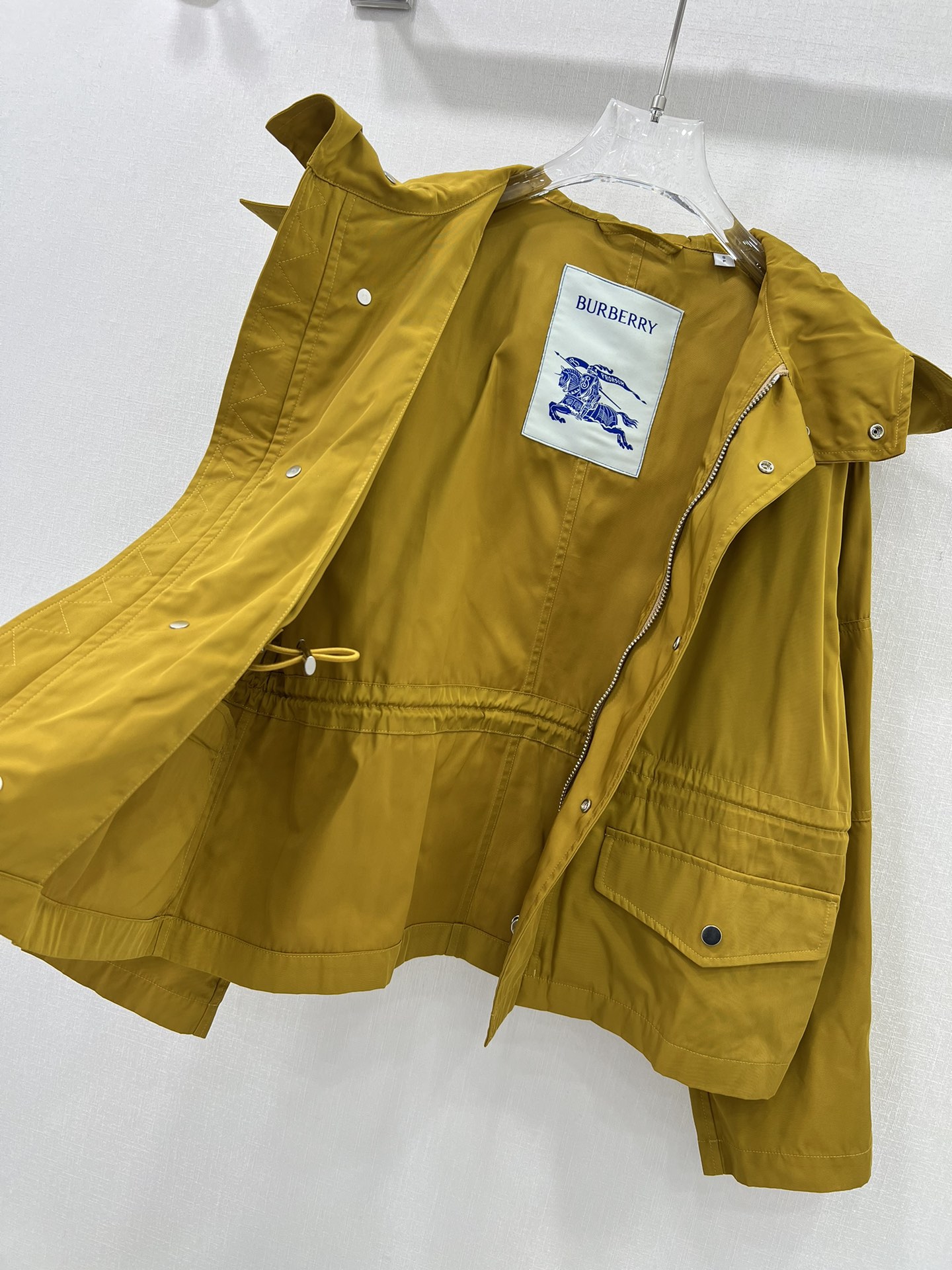 🔥🔥BURBER*Y B家经典冲锋衣连帽外套 采用高级水洗尼龙棉质斜纹面料质感满满！独特设计的盾牌造型饰