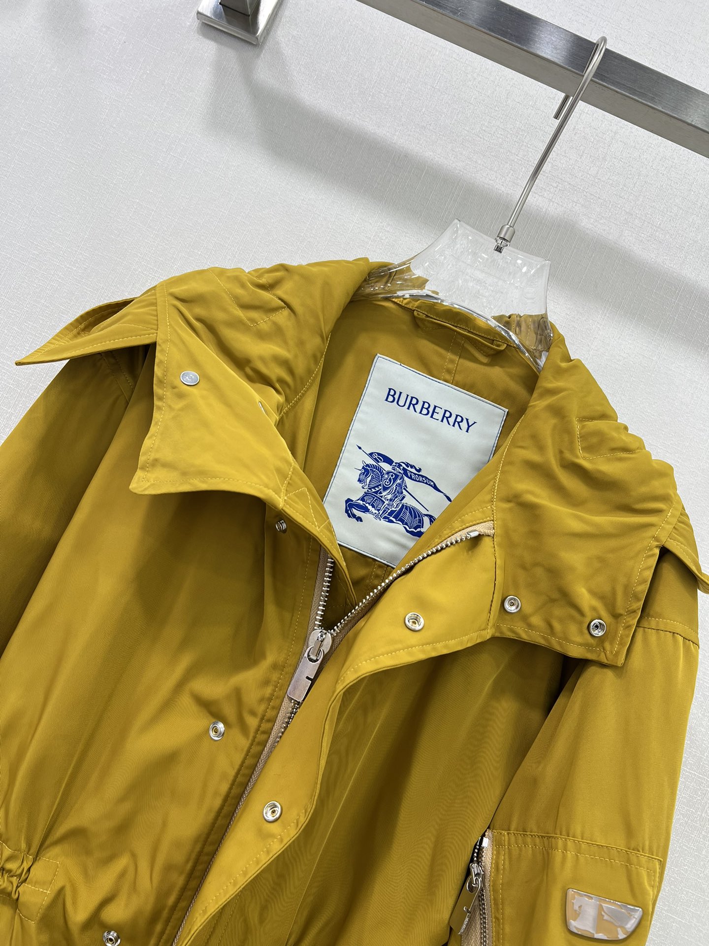 🔥🔥BURBER*Y B家经典冲锋衣连帽外套 采用高级水洗尼龙棉质斜纹面料质感满满！独特设计的盾牌造型饰