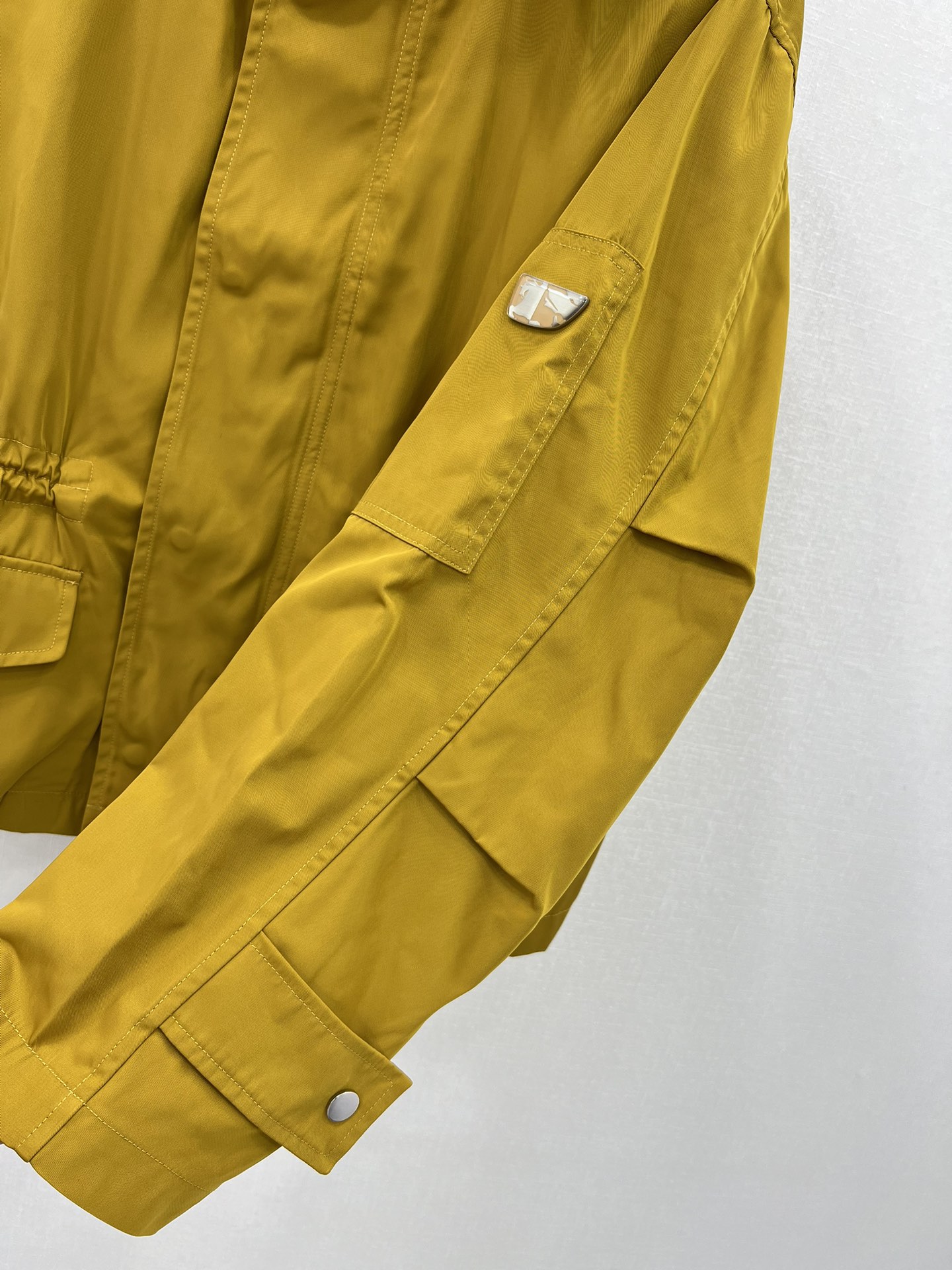 🔥🔥BURBER*Y B家经典冲锋衣连帽外套 采用高级水洗尼龙棉质斜纹面料质感满满！独特设计的盾牌造型饰