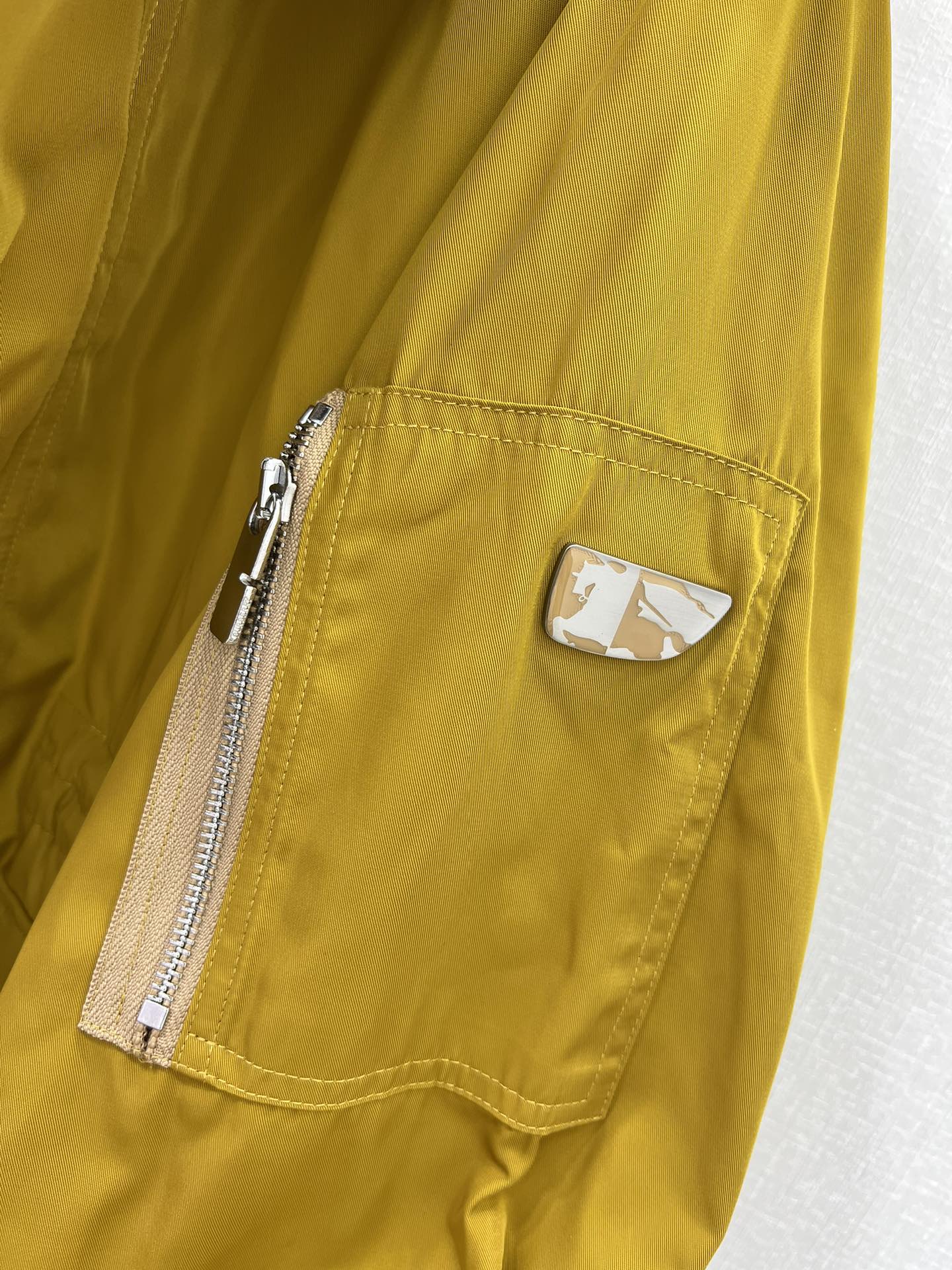 🔥🔥BURBER*Y B家经典冲锋衣连帽外套 采用高级水洗尼龙棉质斜纹面料质感满满！独特设计的盾牌造型饰