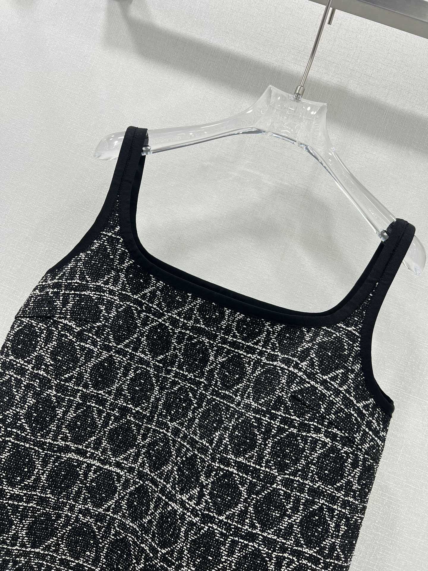 🔥🔥DIO*25秋冬新款藤格背心裙 定制提花材质 工艺处理 呈现出粗呢藤格纹肌理  垂坠性更添松弛感 彰