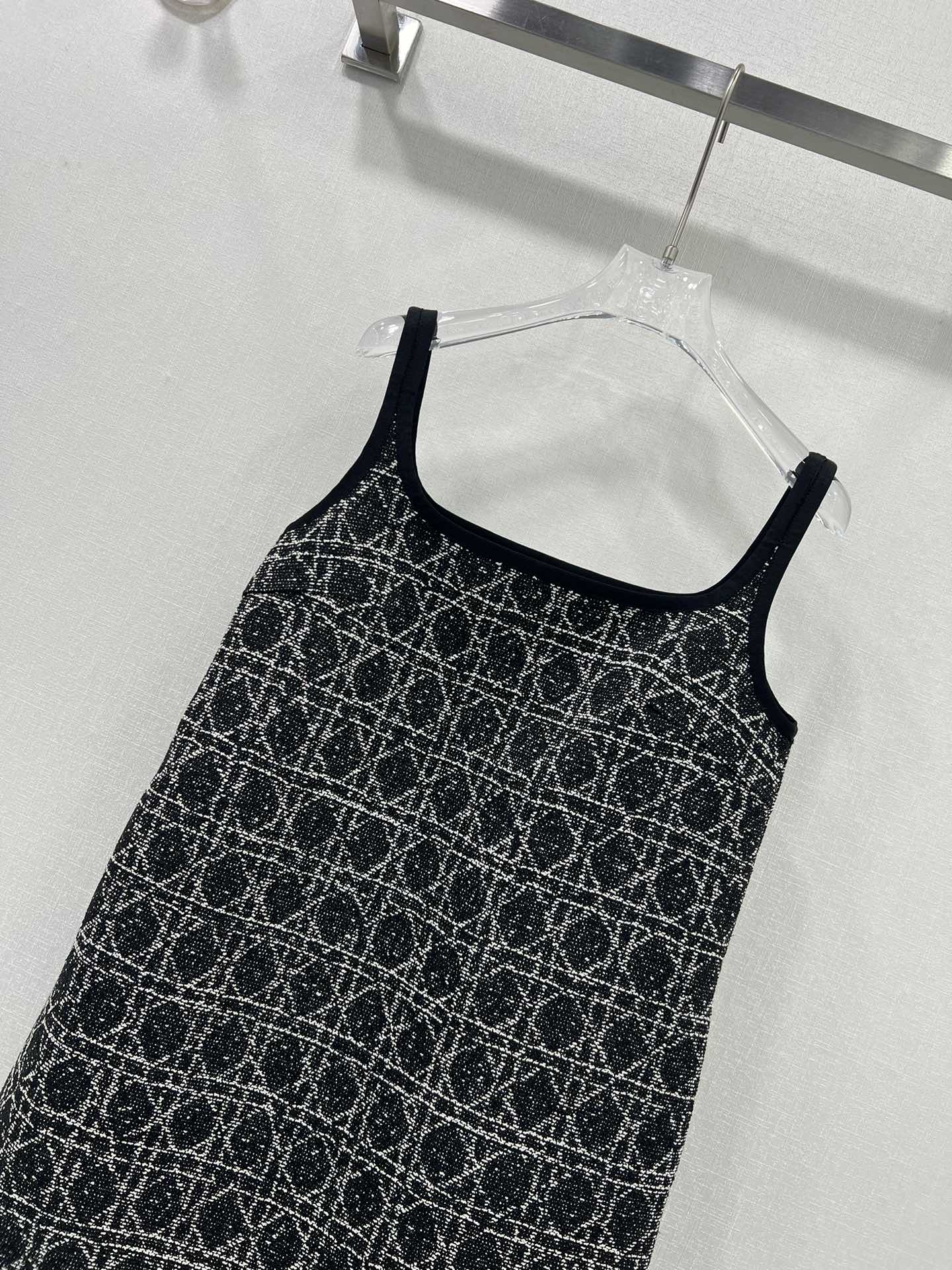 🔥🔥DIO*25秋冬新款藤格背心裙 定制提花材质 工艺处理 呈现出粗呢藤格纹肌理  垂坠性更添松弛感 彰