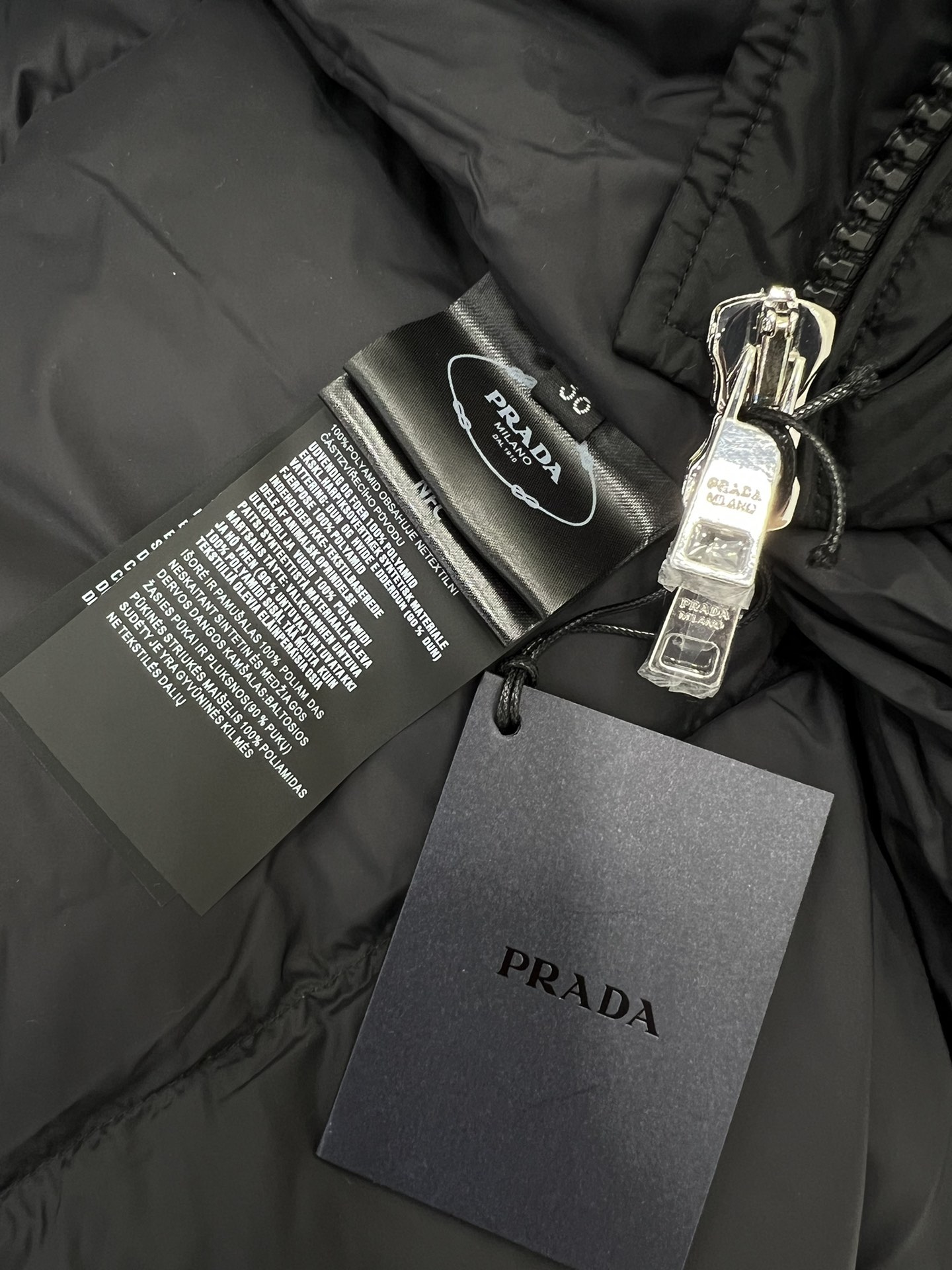 Prad*24秋冬新品连帽长款羽绒服外套！立体剪裁H版型版型上身时髦又好看！帽子logo字母袖子三角标装