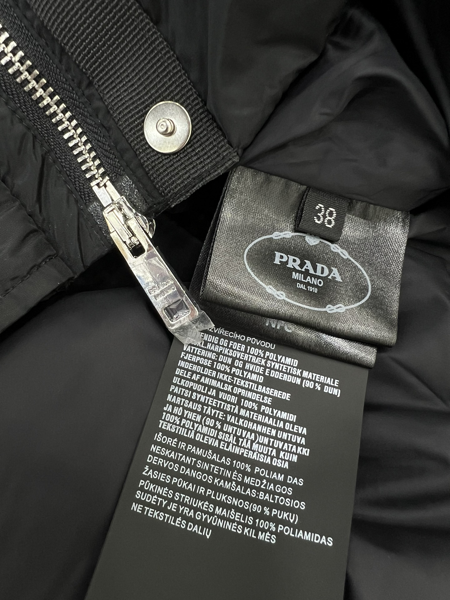 Prad*24秋冬新品连帽中长款羽绒服外套！大口袋立体剪裁H版型版型上身时髦又好看！腰部没抽绳可调节腰围